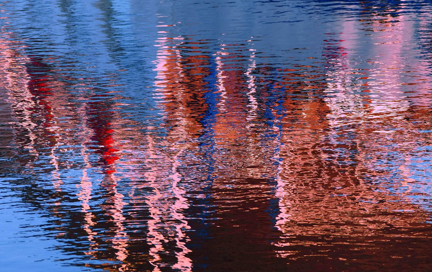 Отражение вода песни. Отражение в воде. Отражается в воде. Осень отражение в воде. Костёр отражается в воде.