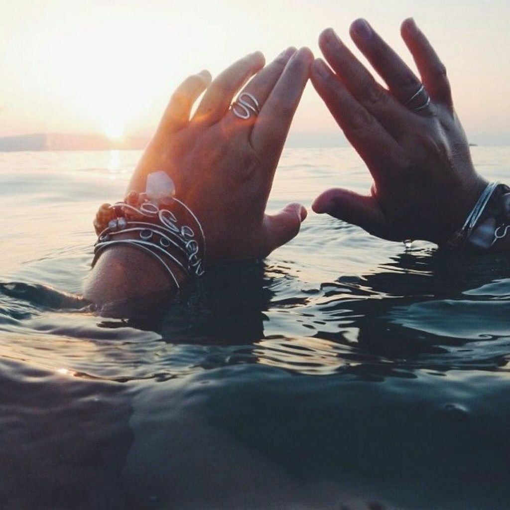 руки и море