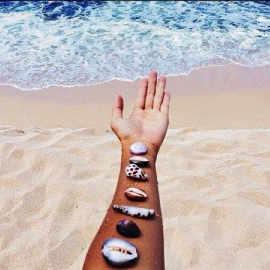 руки на пляже