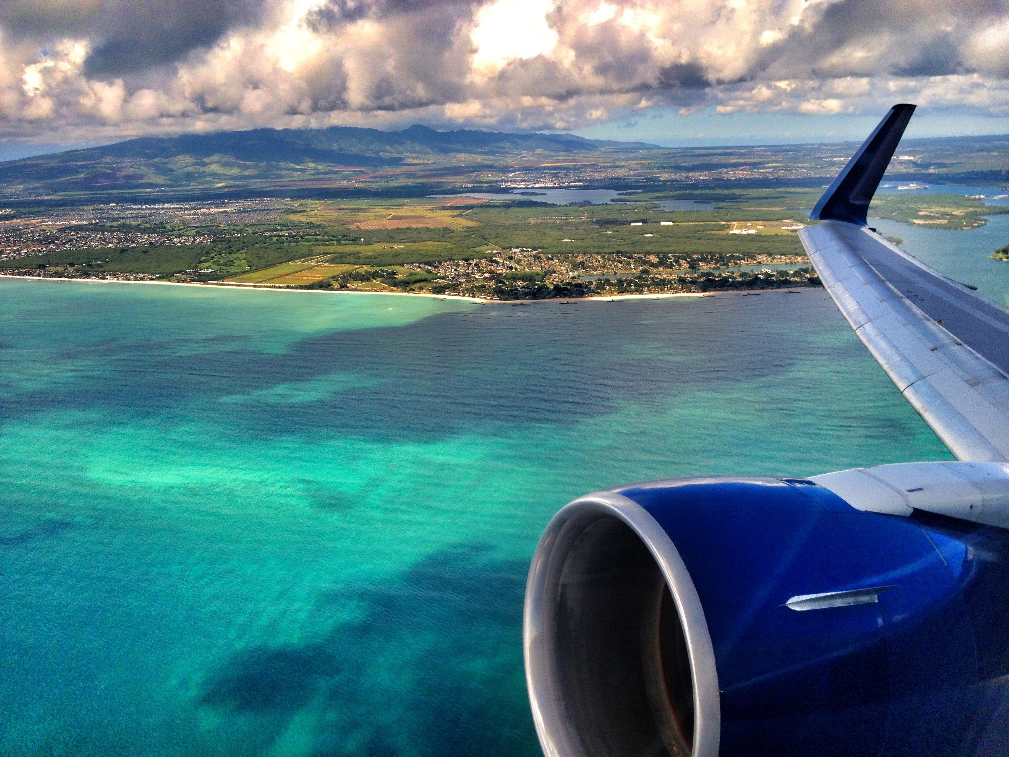 Полет через океан. Вид с самолета на океан. Море из самолета. Вид из иллюминатора самолета. Окно самолета.