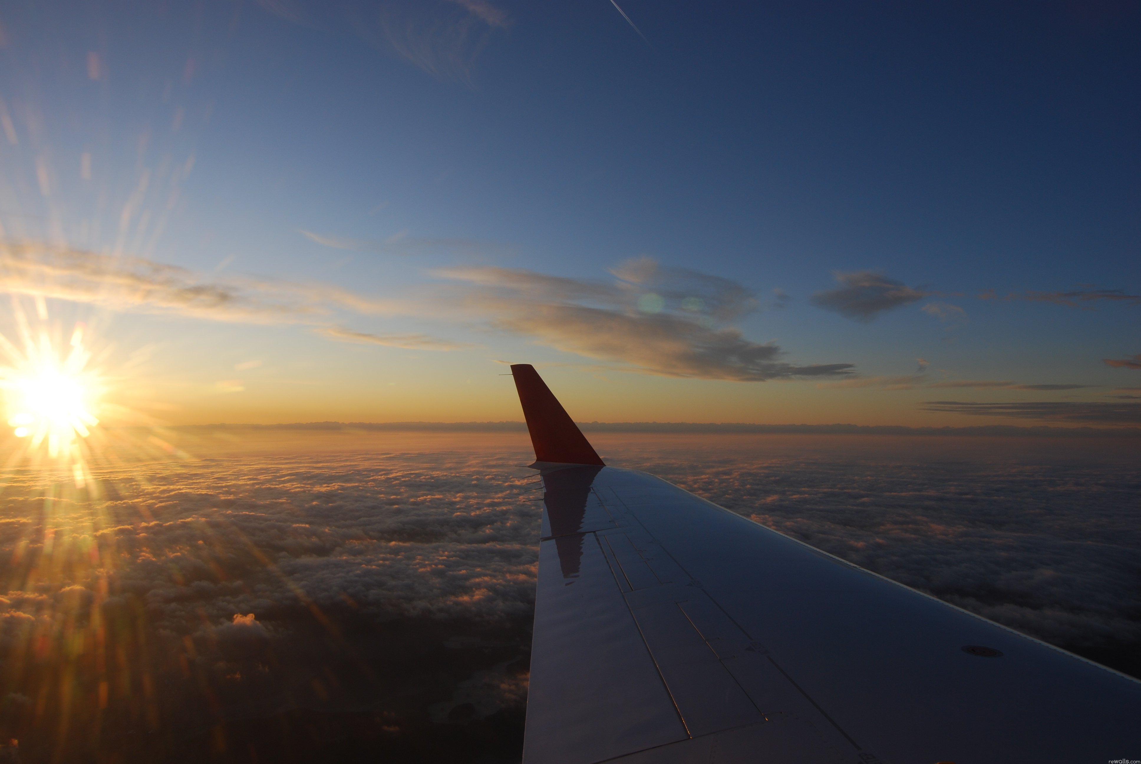 Полет самолета вертикально. Самолет на закате. Вид из самолета. Красивый вид из самолета. Крыло самолета.