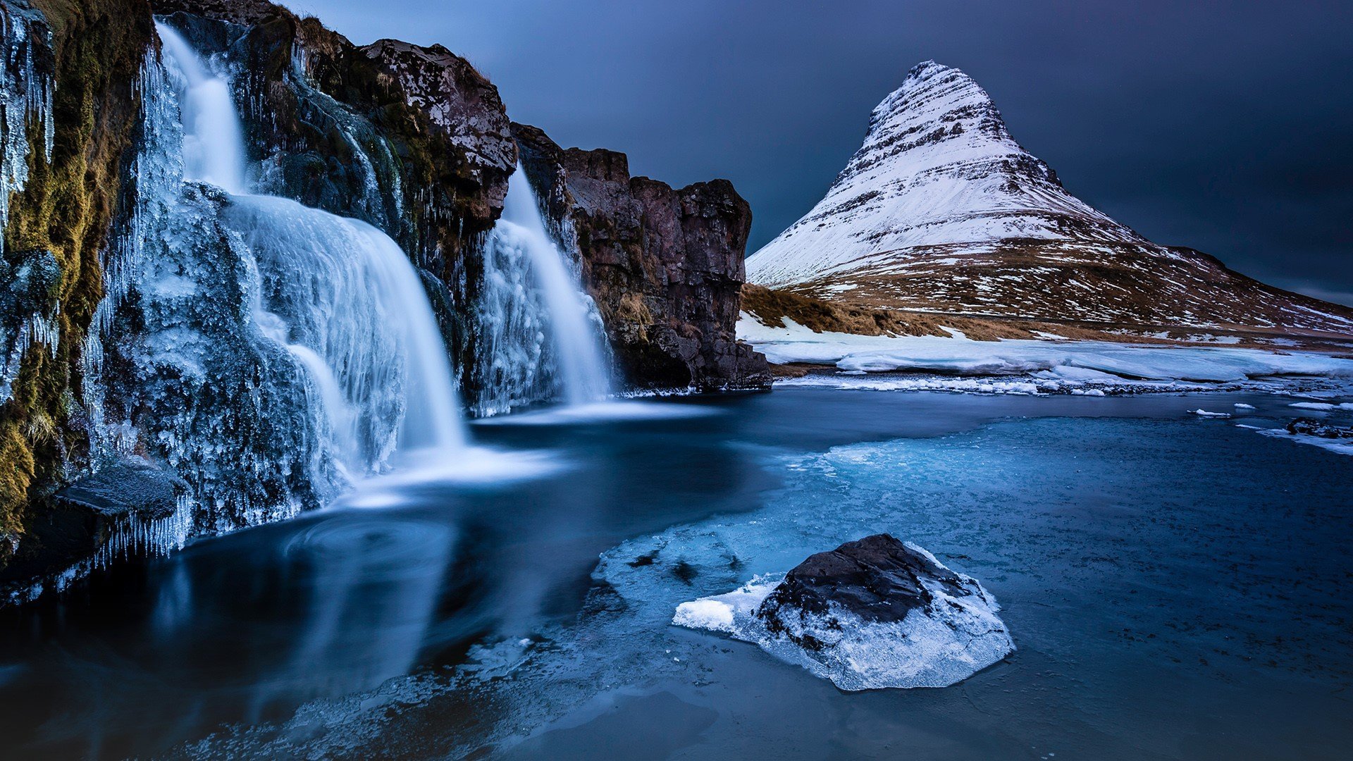 Фото обои экрана блокировки. Скафтафетль Исландия. Рейнисфьяра Исландия. Водопад в горах. Озеро в горах с водопадом.