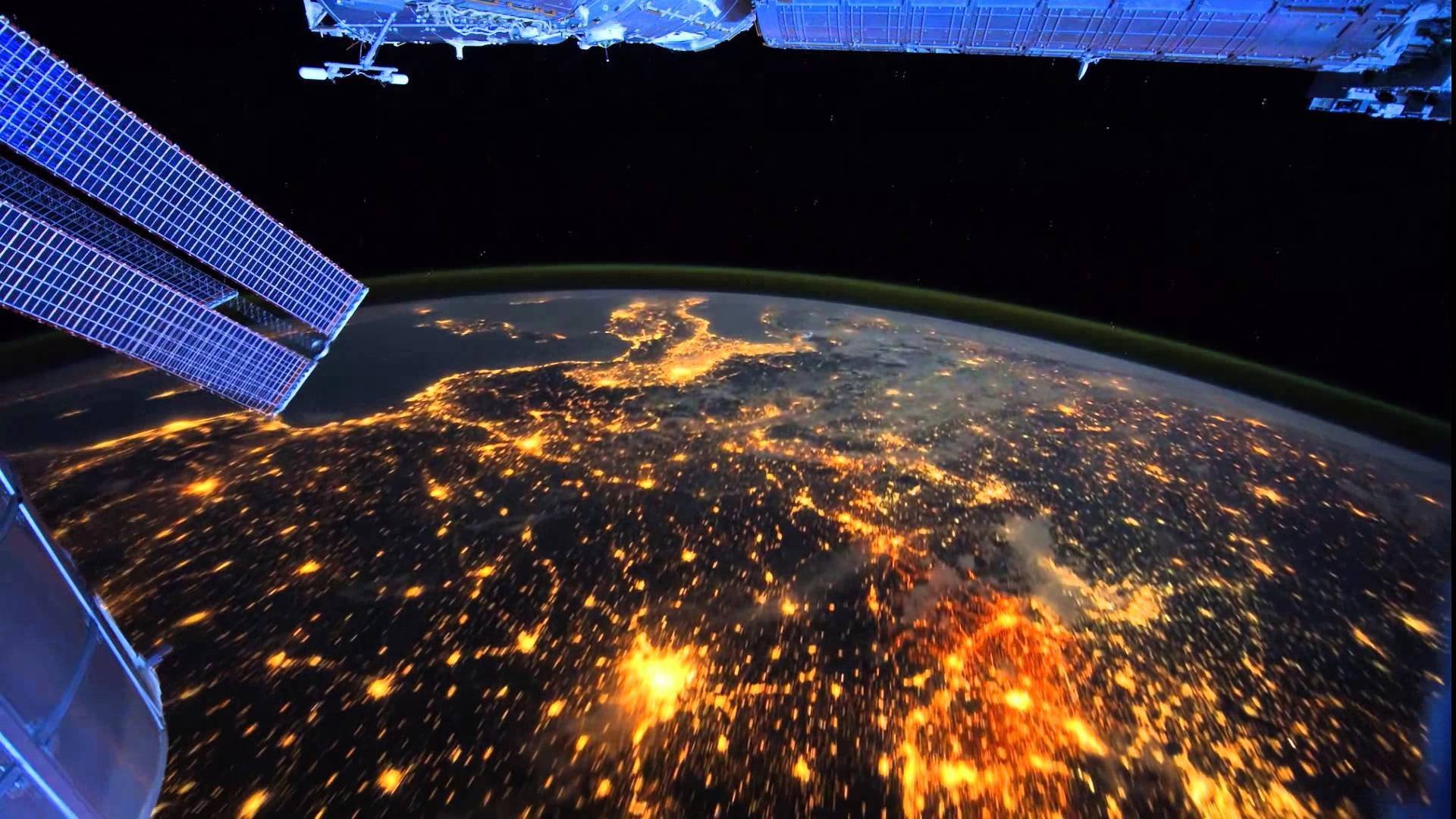 В реальном времени 3 д. Вид земли из космоса. Ночная земля из космоса. МКС С земли. Вид на землю с МКС.