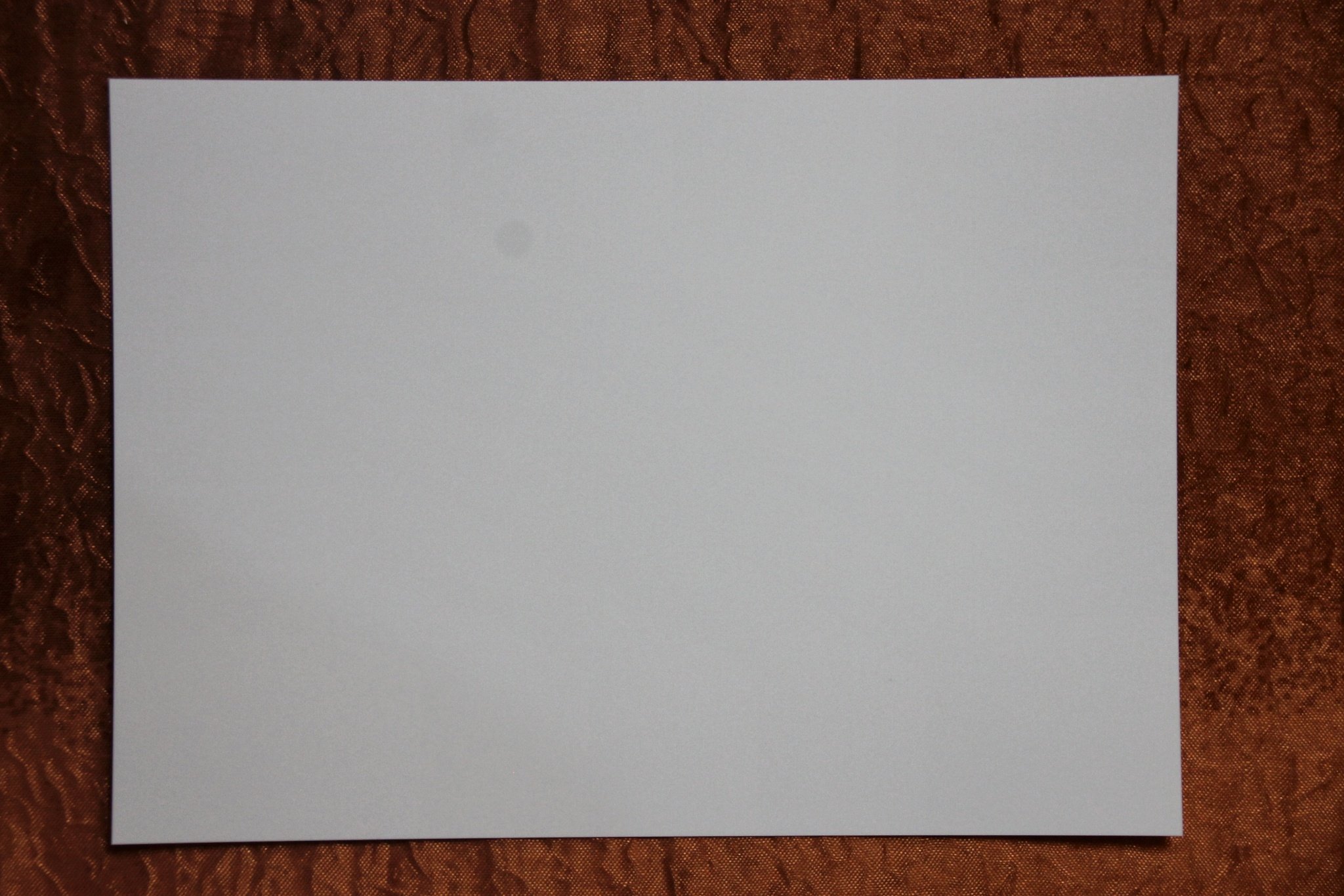 Какой лист бумаги крупнее а4. Белый лист на столе. Лист бумаги на столе. Лист а4 на столе. Чистый листок бумаги.