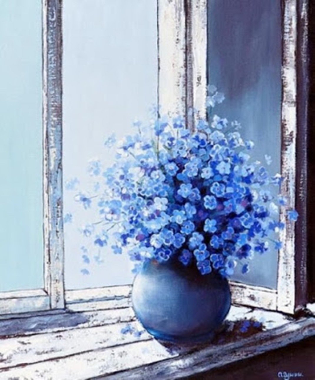 На столе стоит цветок голубой