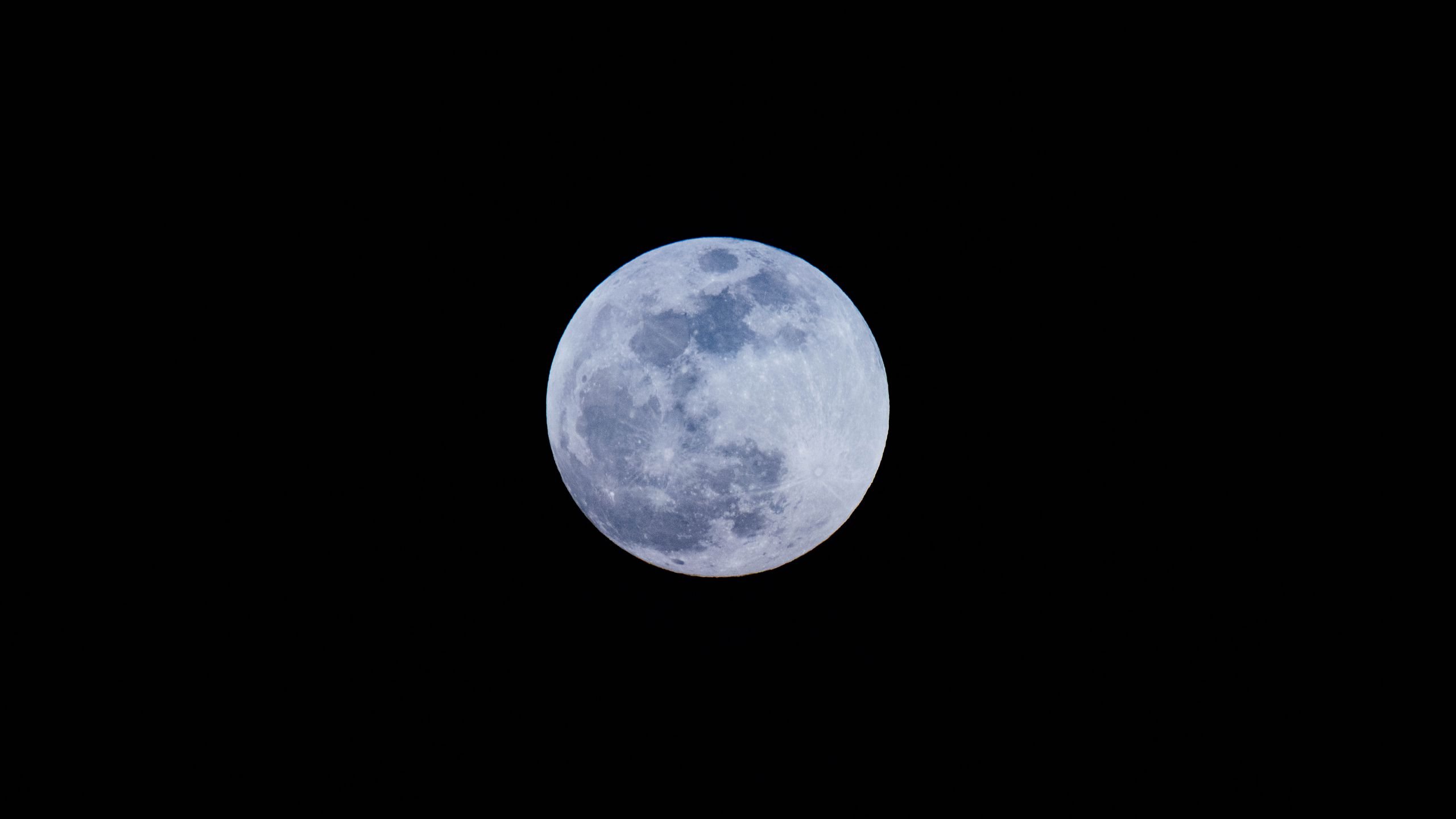 31.08 2023 г. Голубая Луна. Синяя Луна. Половина Луны. Голубая Луна фото.