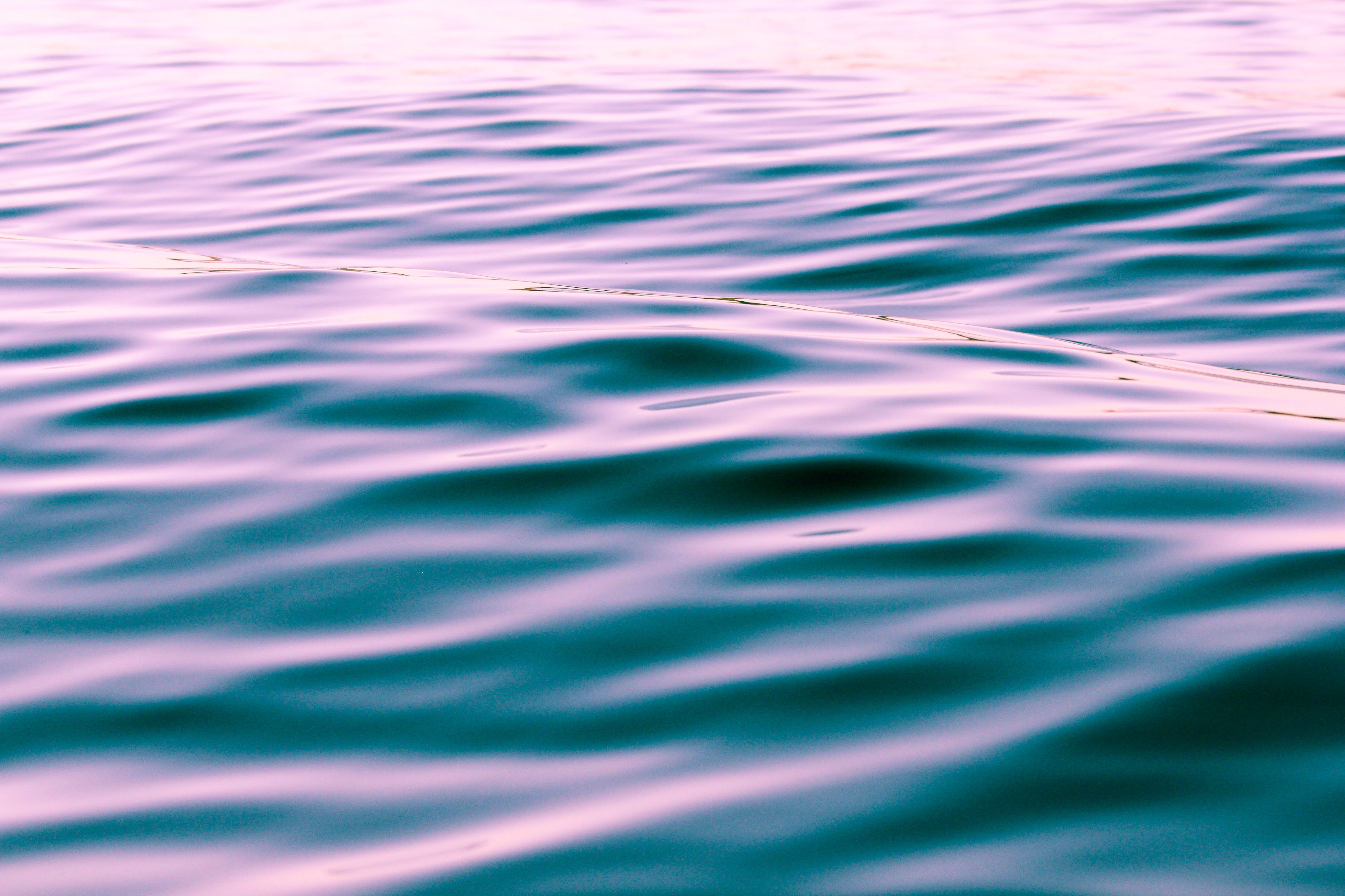 Звуковая волна под водой. Водное пространство текстура. Вода волны фон вертикальный. Гладкие волны на воде. Фон вода волна.