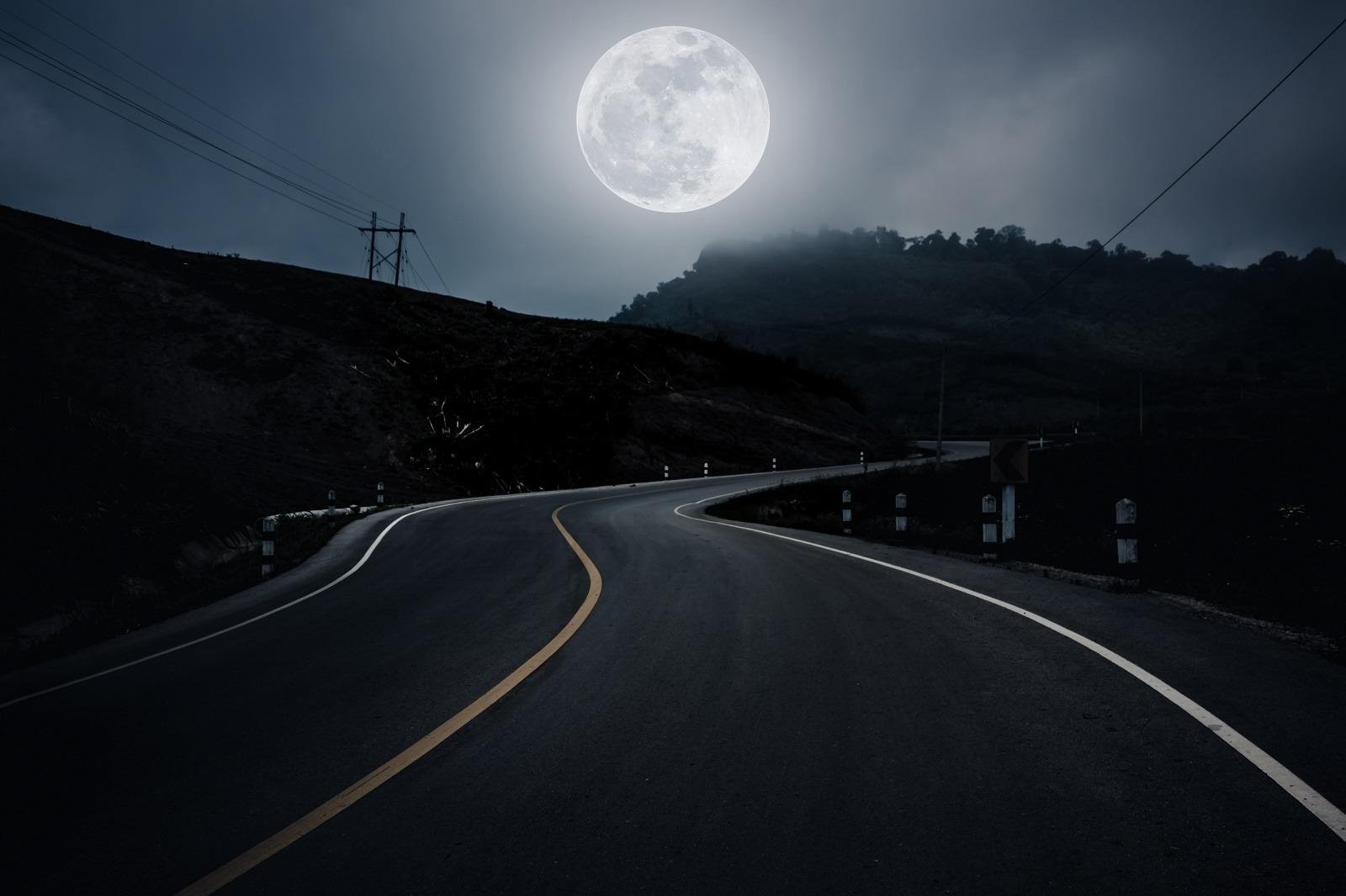 Долгая дорога и луна. Ночь Луна дорога. Дорога к Луне. Дорога Луна горы.