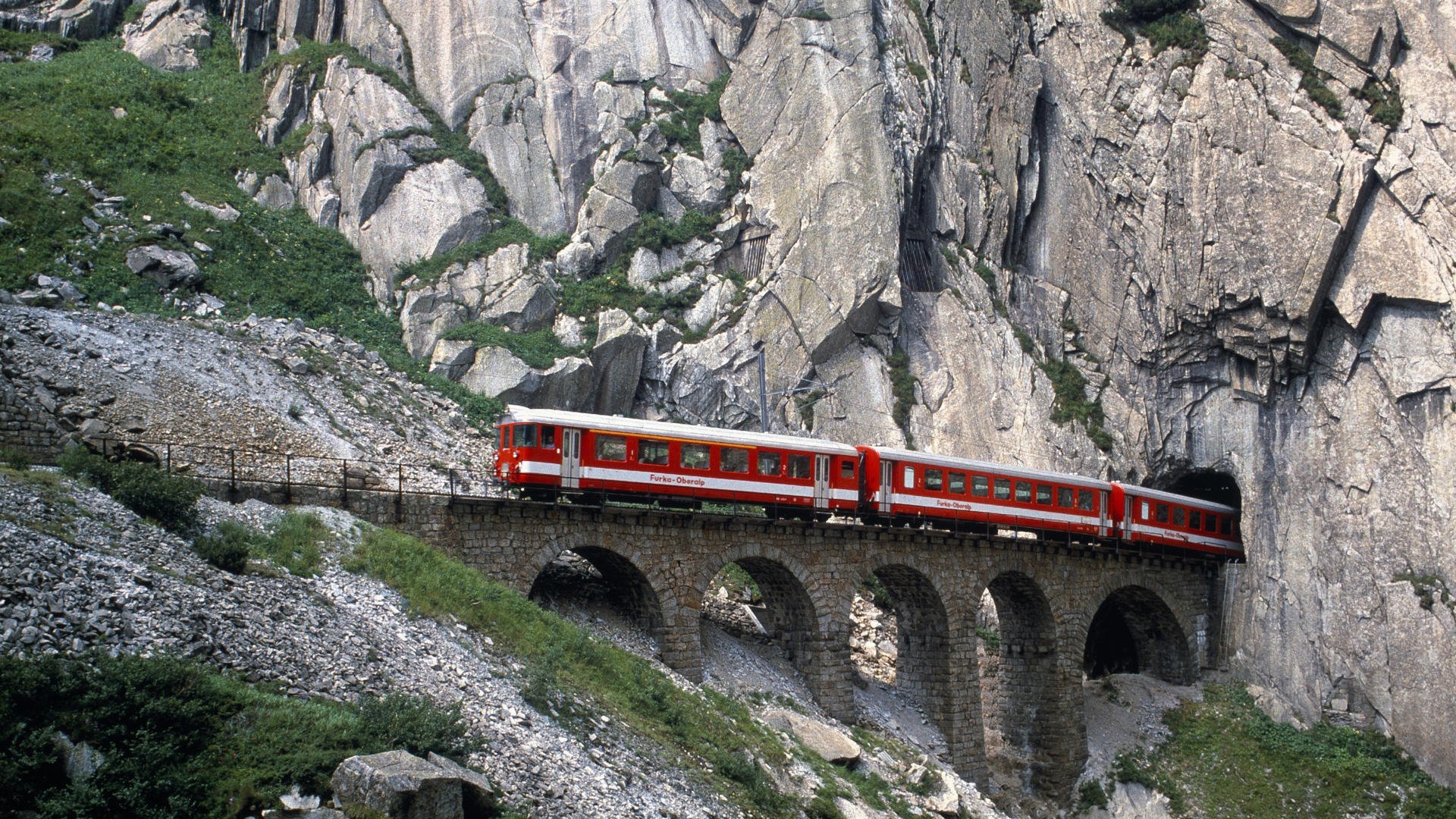 Жд дорога через. Ретийская железная дорога Швейцария отвесные скалы. Горная железная дорога в Швейцарии. Пилатус Швейцария железная дорога. Железная дорога Флом Норвегия.