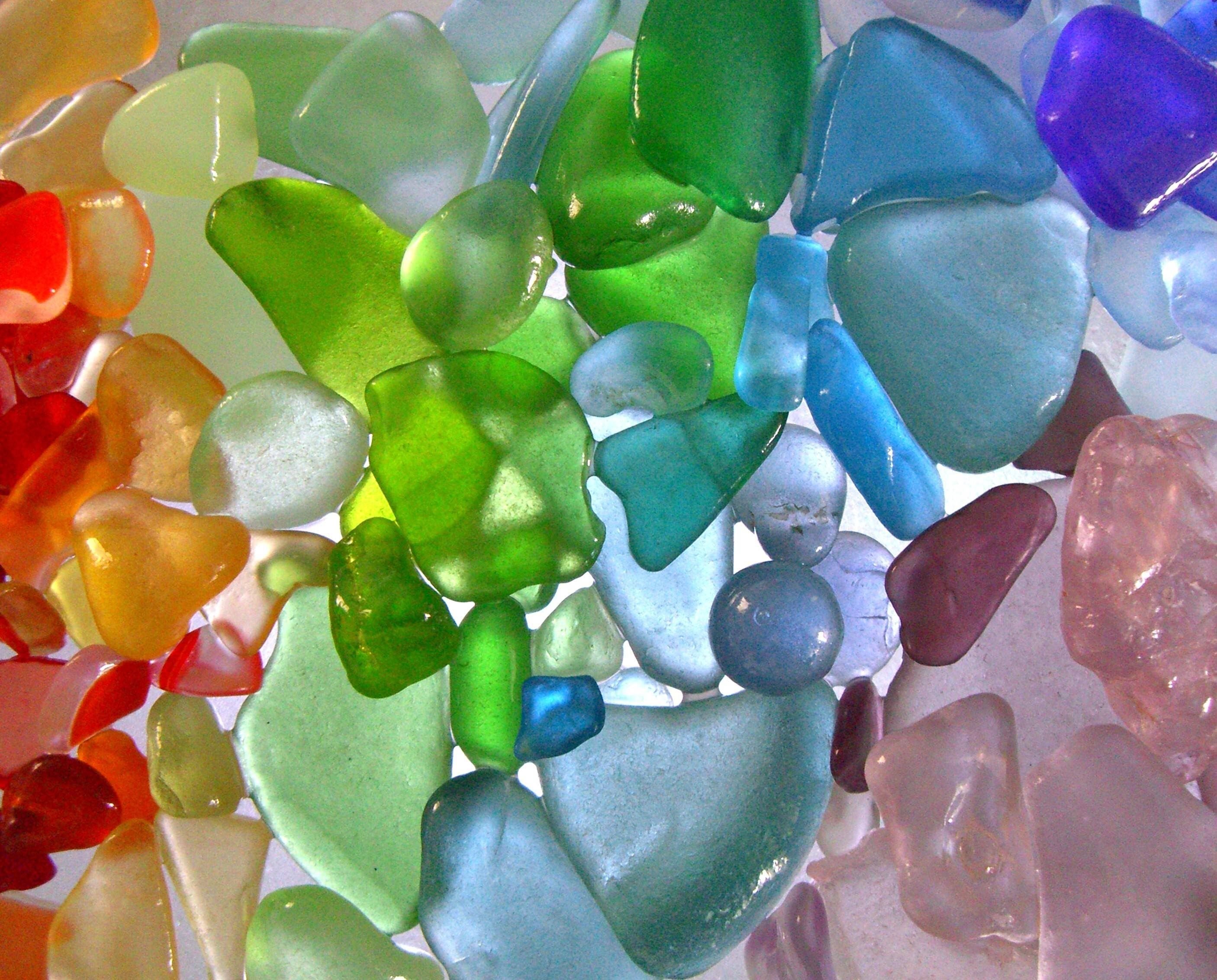 Стекла разного цвета. "Морское стекло" (Sea Glass). Цветное стекло. Разноцветные стекла. Цветные стеклянные камушки.
