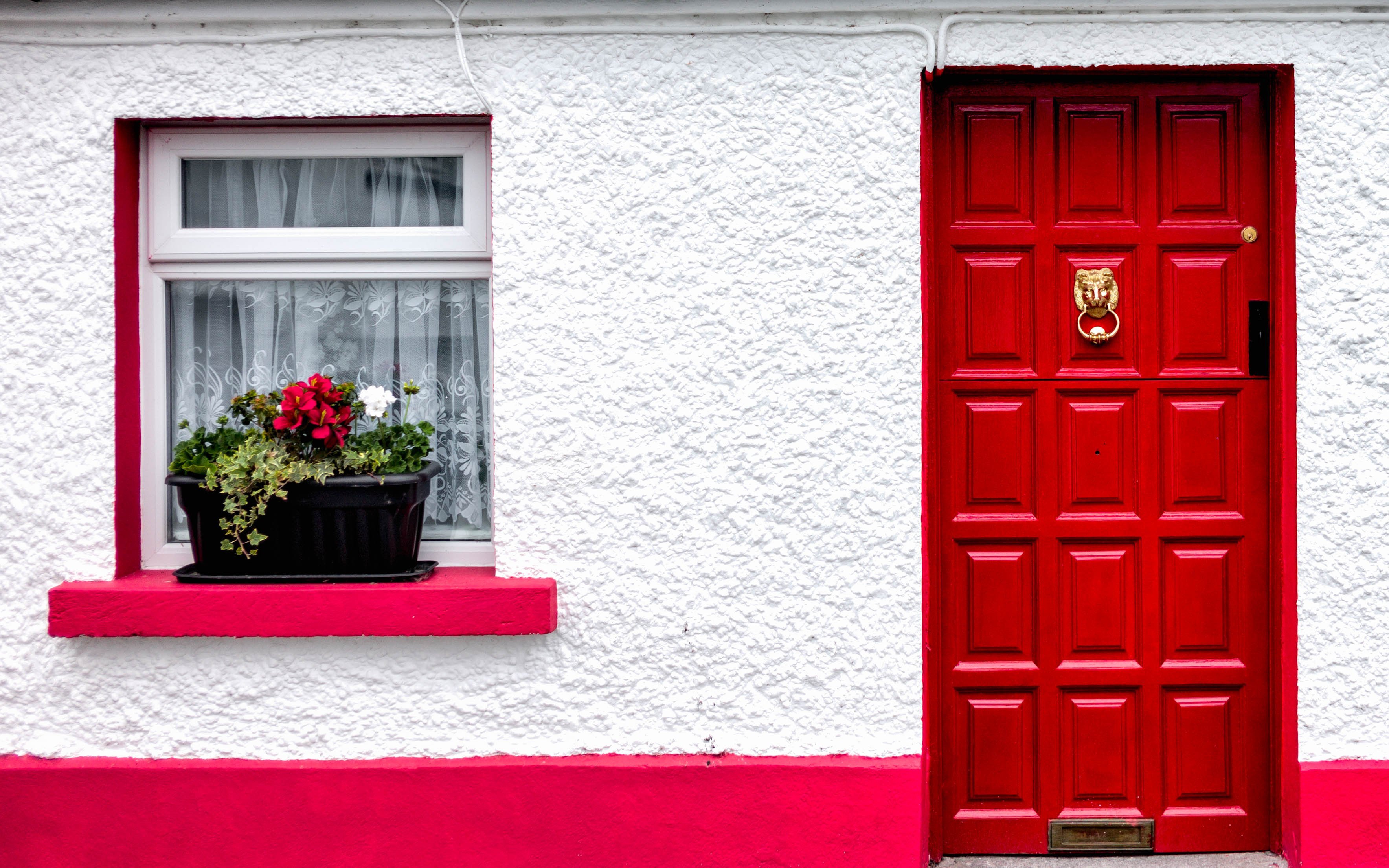 Как открыть красную дверь. Красивые двери. Красная дверь. Яркая входная дверь. Красная входная дверь в дом.