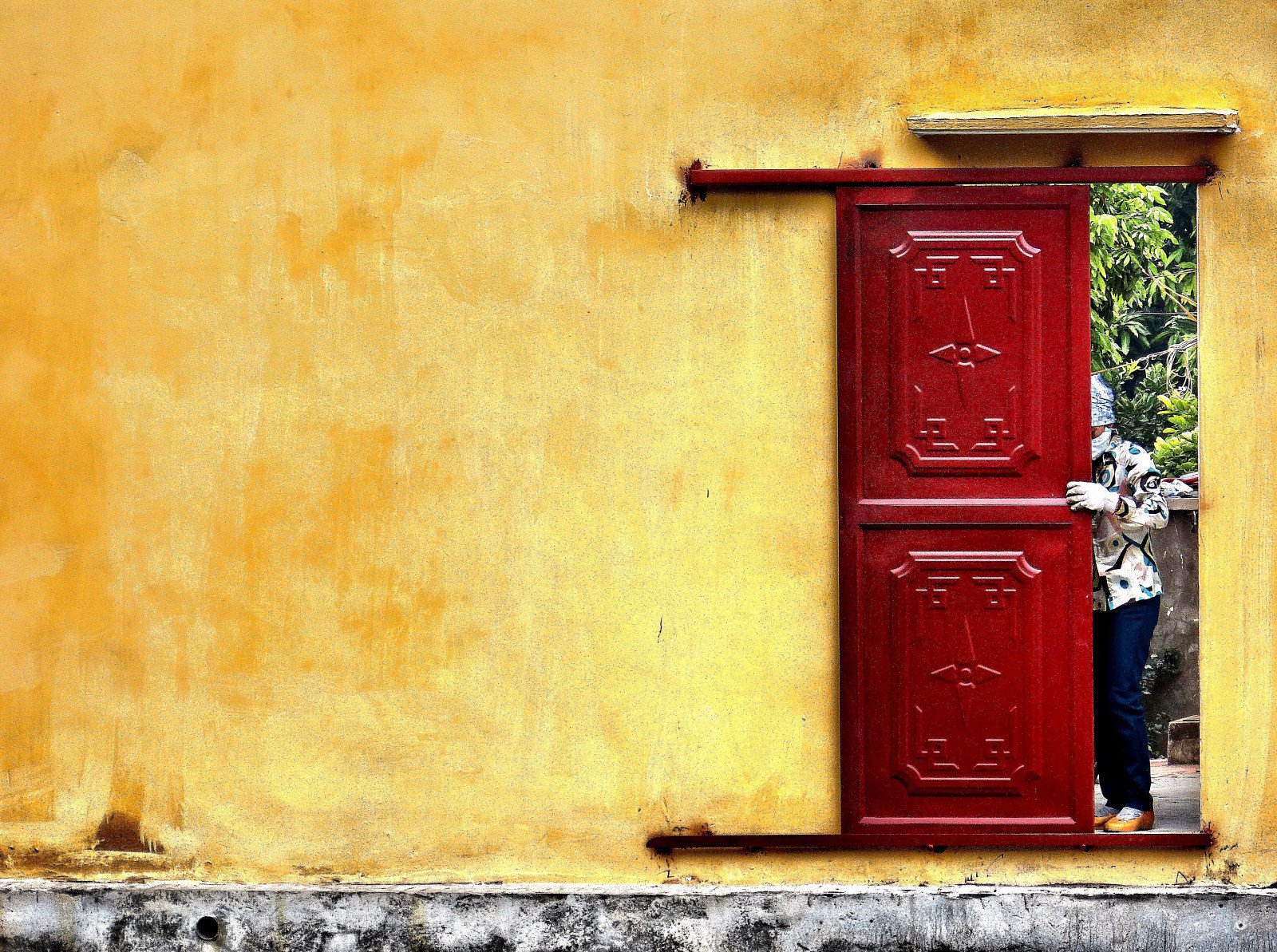 Как открыть красную дверь. Желтая уличная дверь. Дверь красная на желтом. Красный дом с желтой дверью. Красная дверь обои.