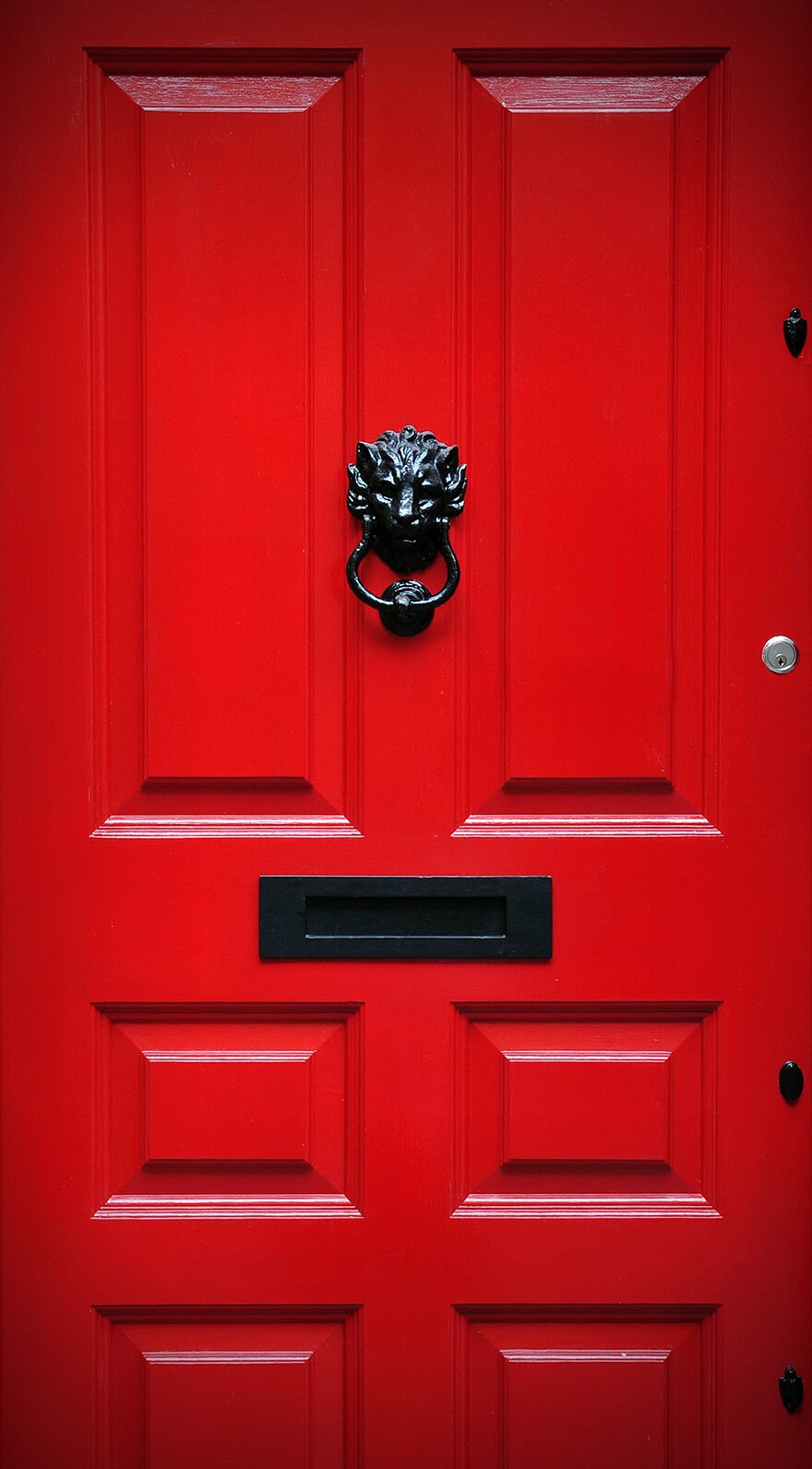 Красная дверь на сером фоне. Красная дверь без фона. Открытая красная дверь. Черная дверь с красным крестом. Как открыть красную дверь