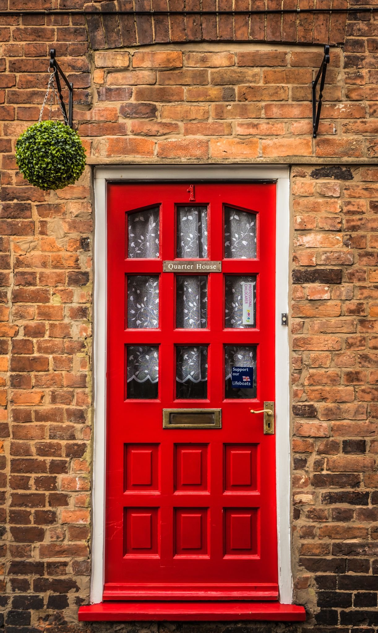 Как открыть красную дверь. Красная дверь. Красная дверь в Шотландии. Двери в шотландском стиле. Двери фон.
