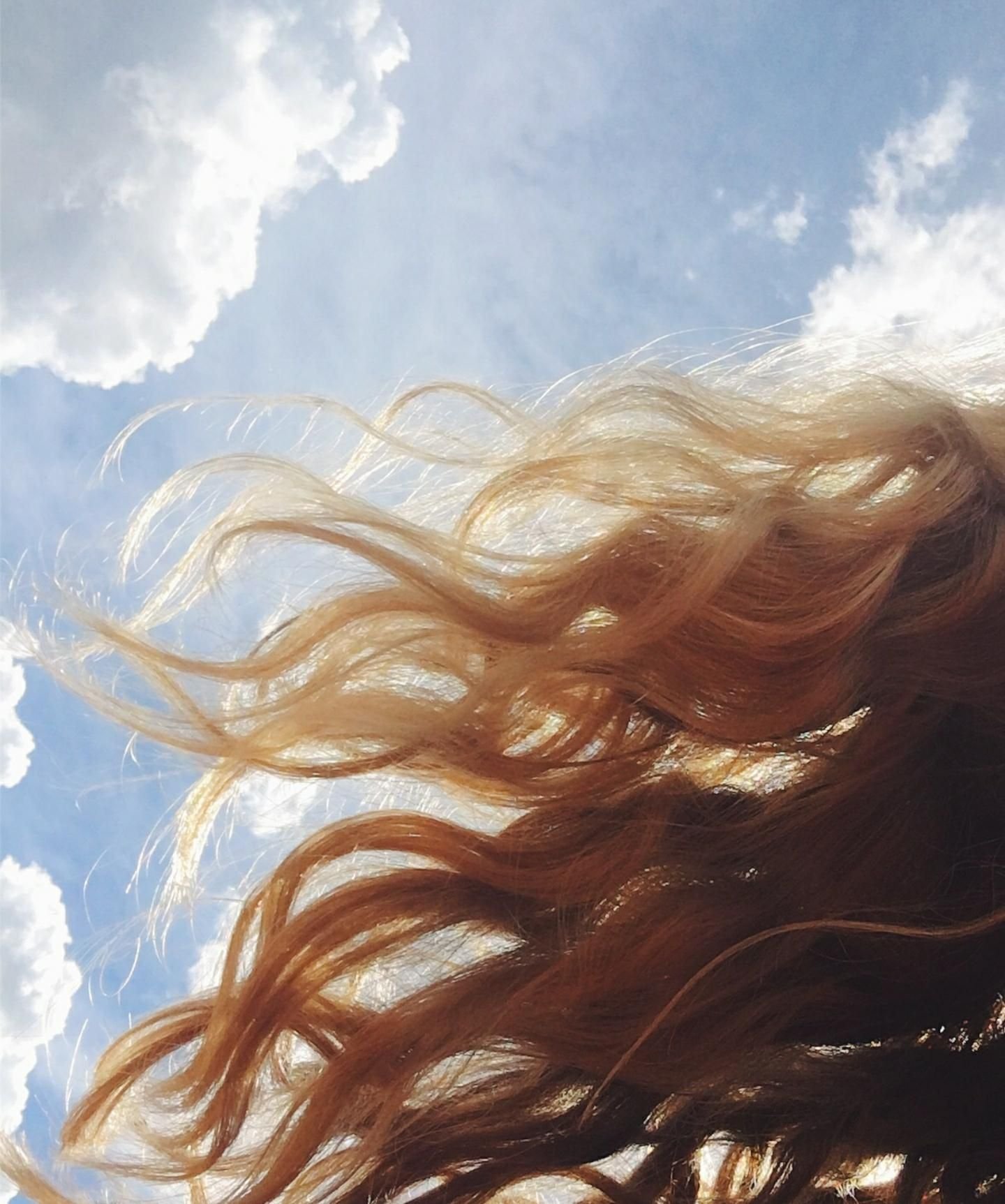 Кудри ветер. Девушка с развевающимися волосами. Волосы на ветру. Развивающиеся волосы. Девушка с золотыми волосами.