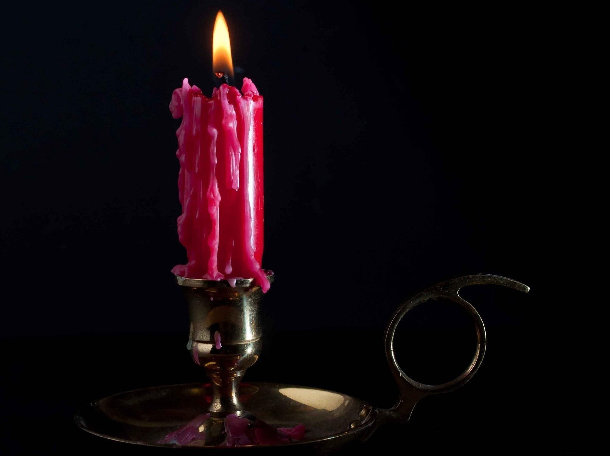 Горящая свеча 22.03 2024. Горящая свеча. Красивые свечи. Горящие свечи. Свечи Минимализм.