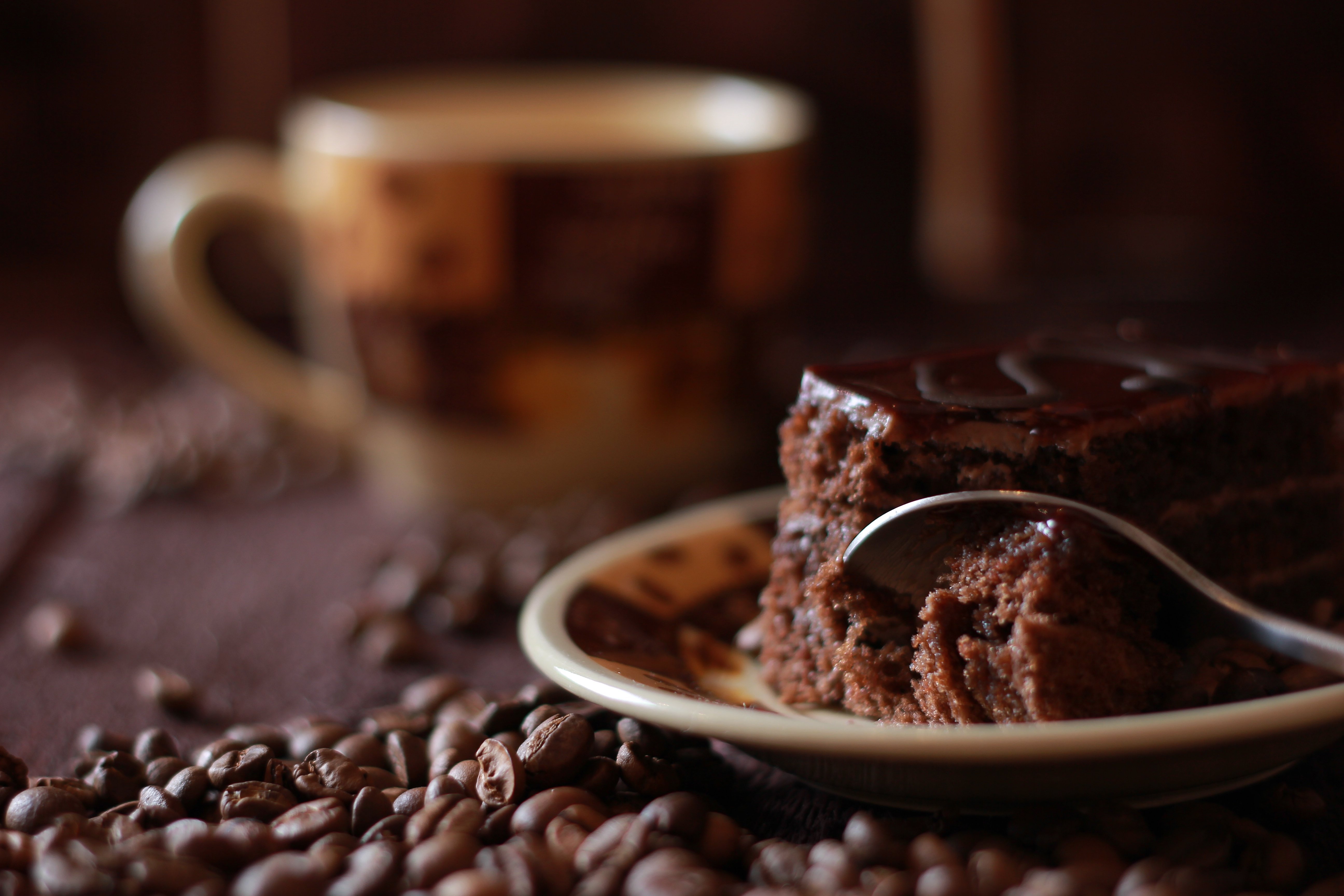 Coffee i chocolate. Кофе и шоколад. Шоколадное пирожное. Кофе и десерт. Красивый кофе.