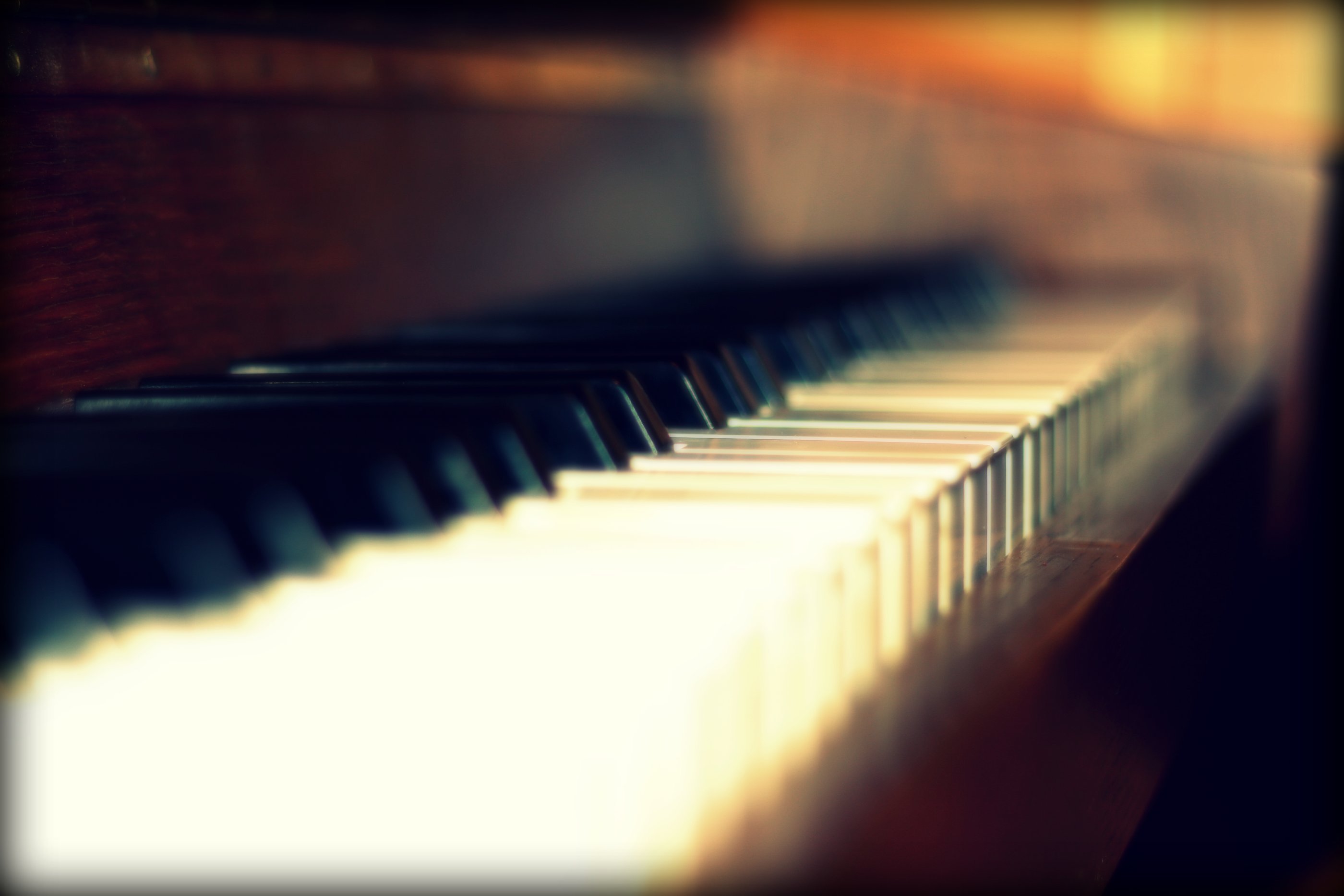 Снимаю с клавиши рояль. Клавиши пианино. Клавиши рояля. Фортепиано в лучах. Рояль на черном фоне.