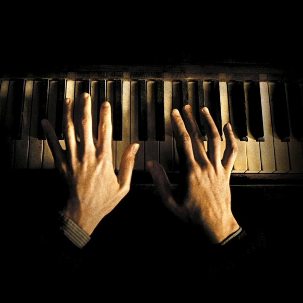 Игра музыка руками. Руки пианиста. Руки на пианино. Руки на клавишах пианино. Руки музыканта.
