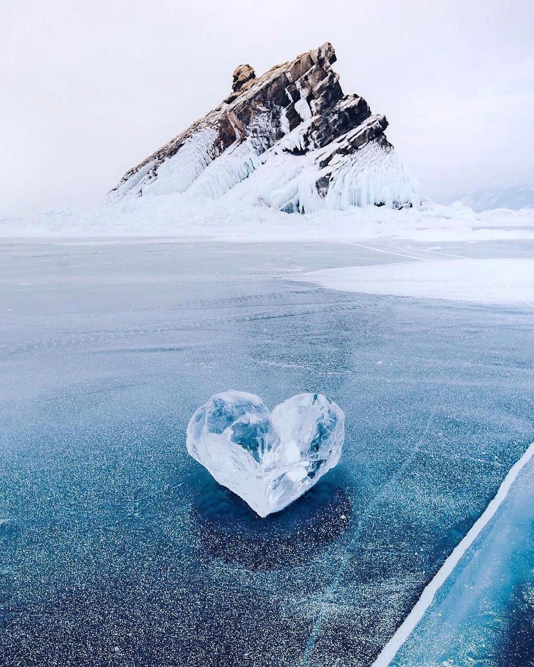 Ледяное молчание как понять. Лед Байкала. Сердце во льду. Красивый лед. Ледяное сердце.