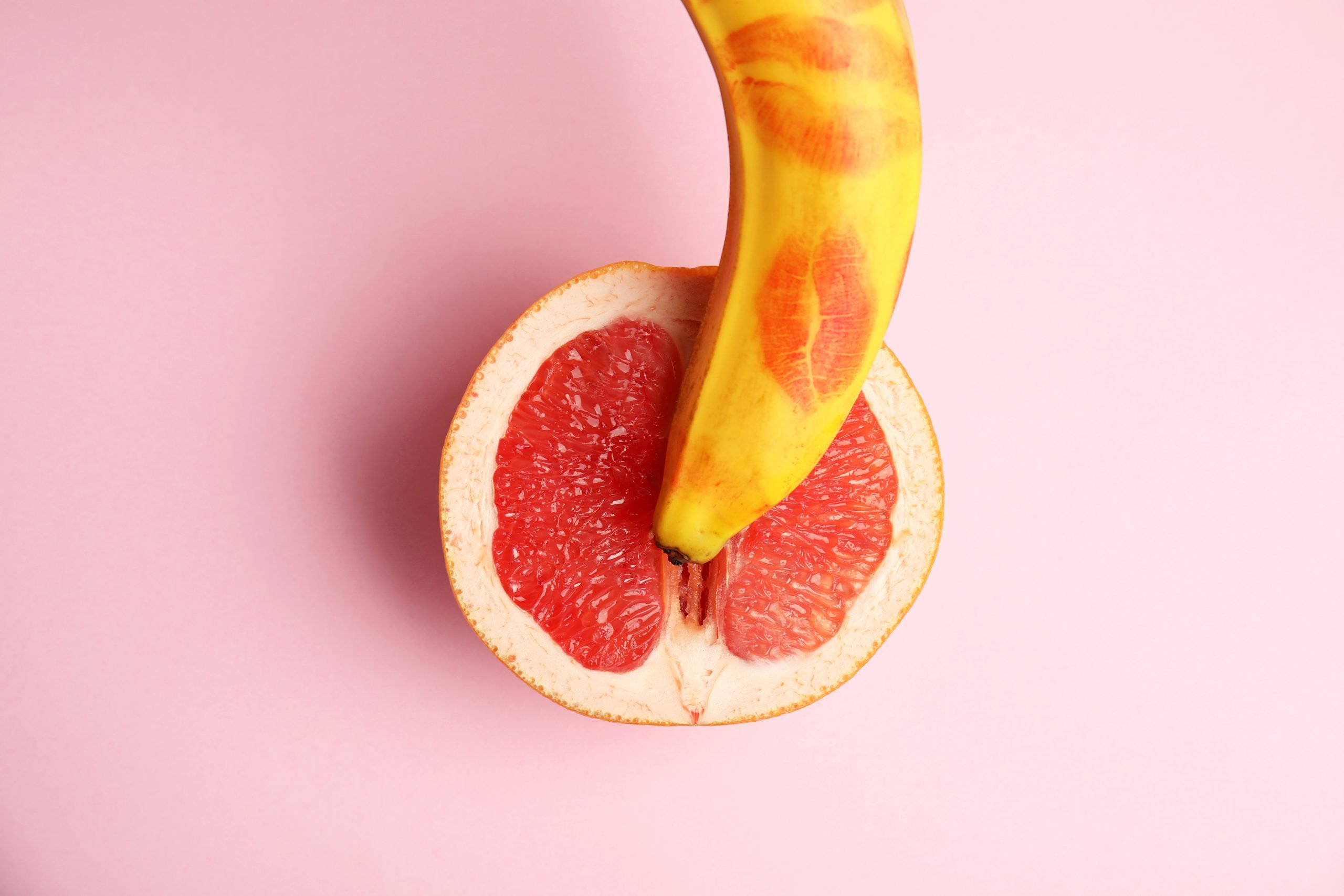 Женский половой персик. Возбуждающие фрукты. Грейпфрут и банан. Банан и персик.