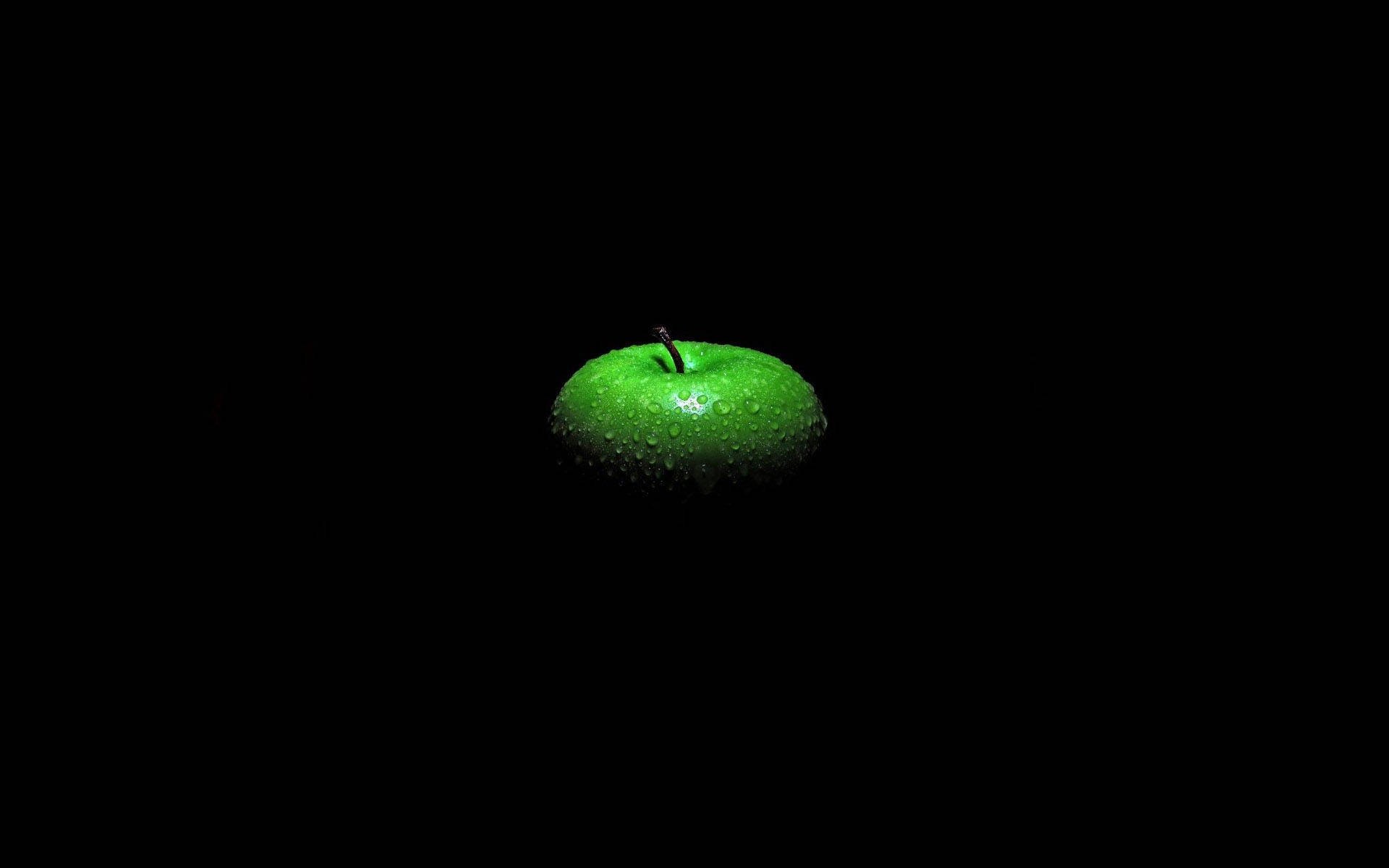 Яблоко на черном фоне. Зеленое яблоко на черном фоне. Зеленое яблоко на темном фоне. Зелено черный фон. Зеленое яблоко на черном фоне обои.