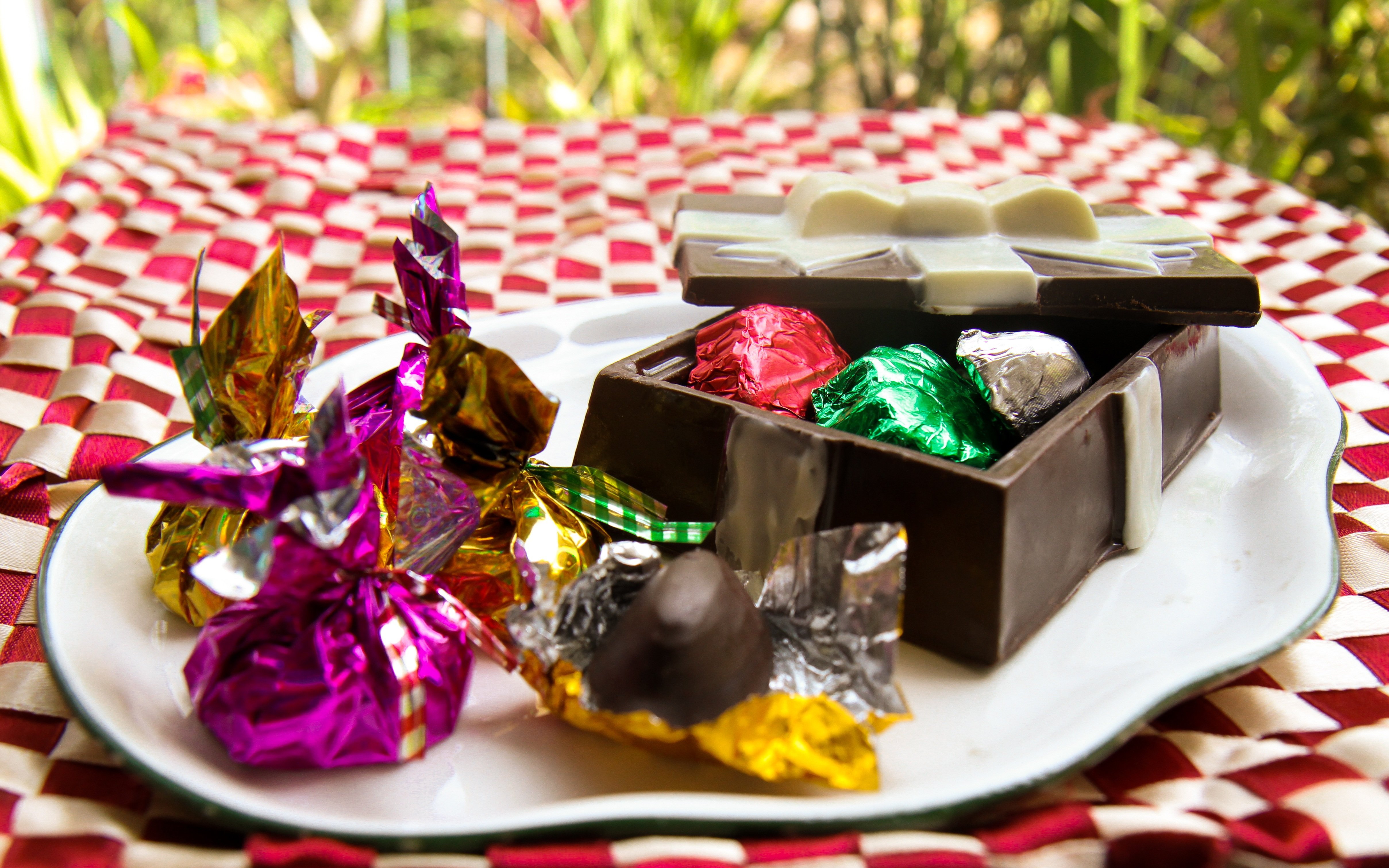 Сладости для здоровья. Красивые конфеты. Шоколадные конфеты. Сладкие конфеты. Конфеты шоколадные в обертке.