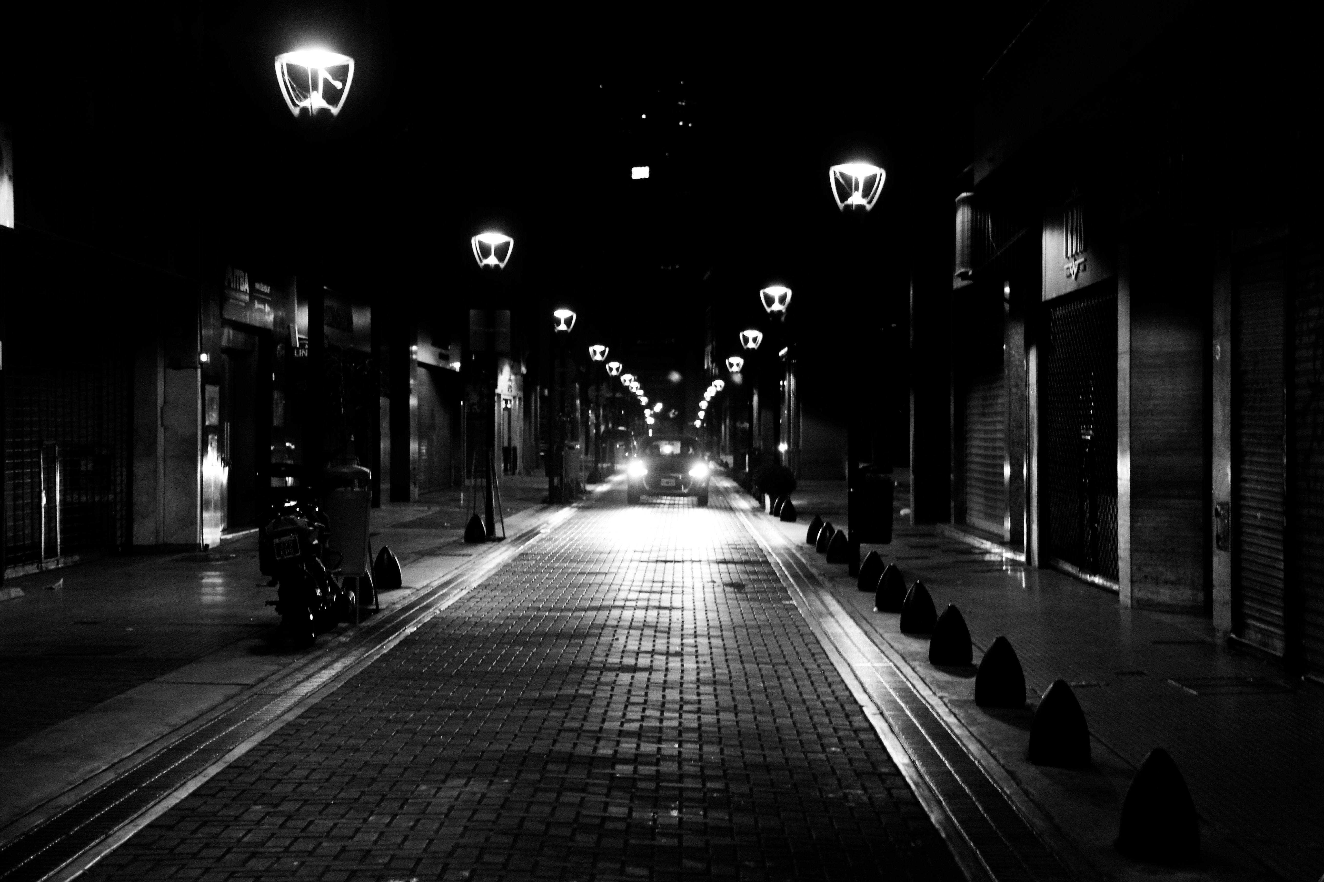 Города черном фоне. Темная улица с фонарями. Темные улицы города. Ночная улица. Улицы ночного города.