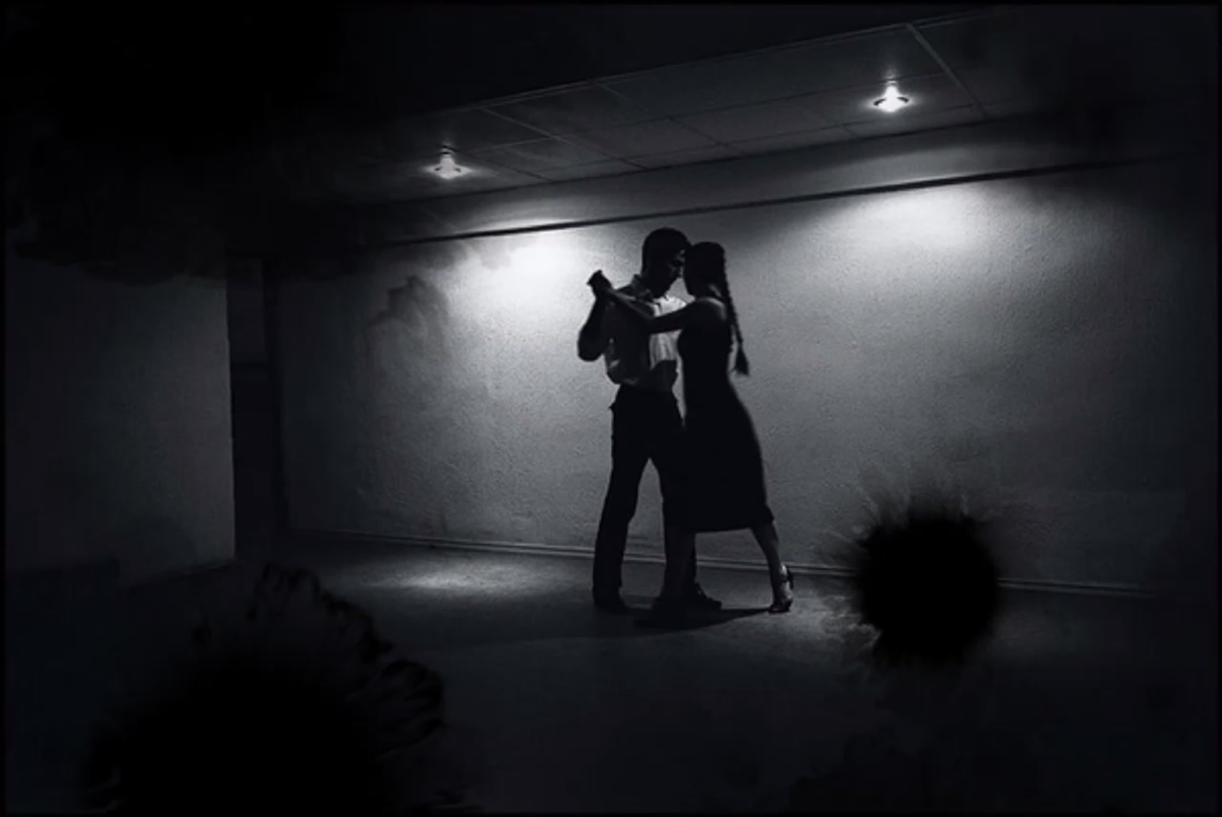 Танцы в темноте. Медленный танец. Парень с девушкой танцуют в темноте. Танцующая пара в темноте. Песня шаг в темноту