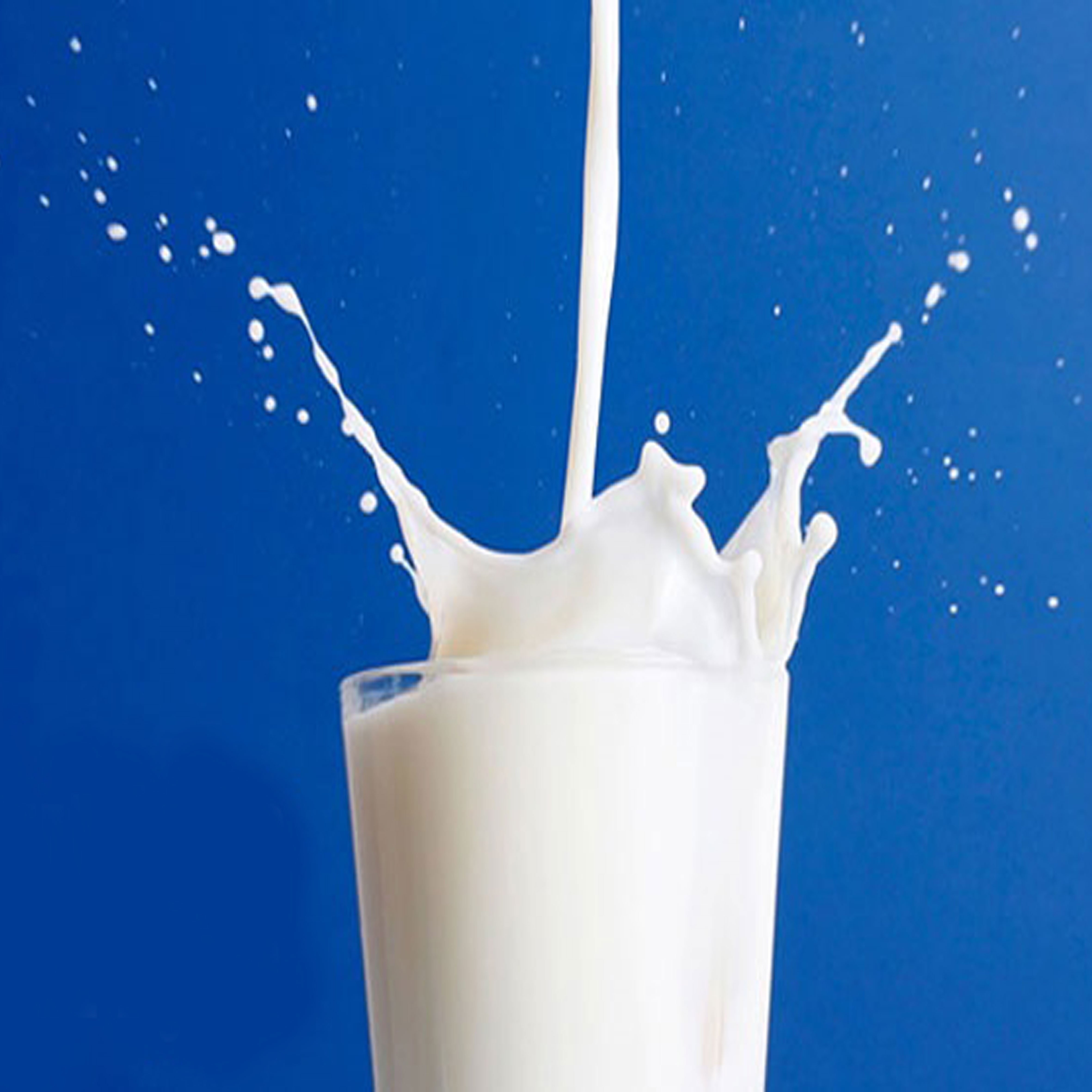 Молоко для исчезновения вода для суперсилы. Молоко Чудское озеро 3.2. Молоко брызги. Молоко льется. Молоко фон.