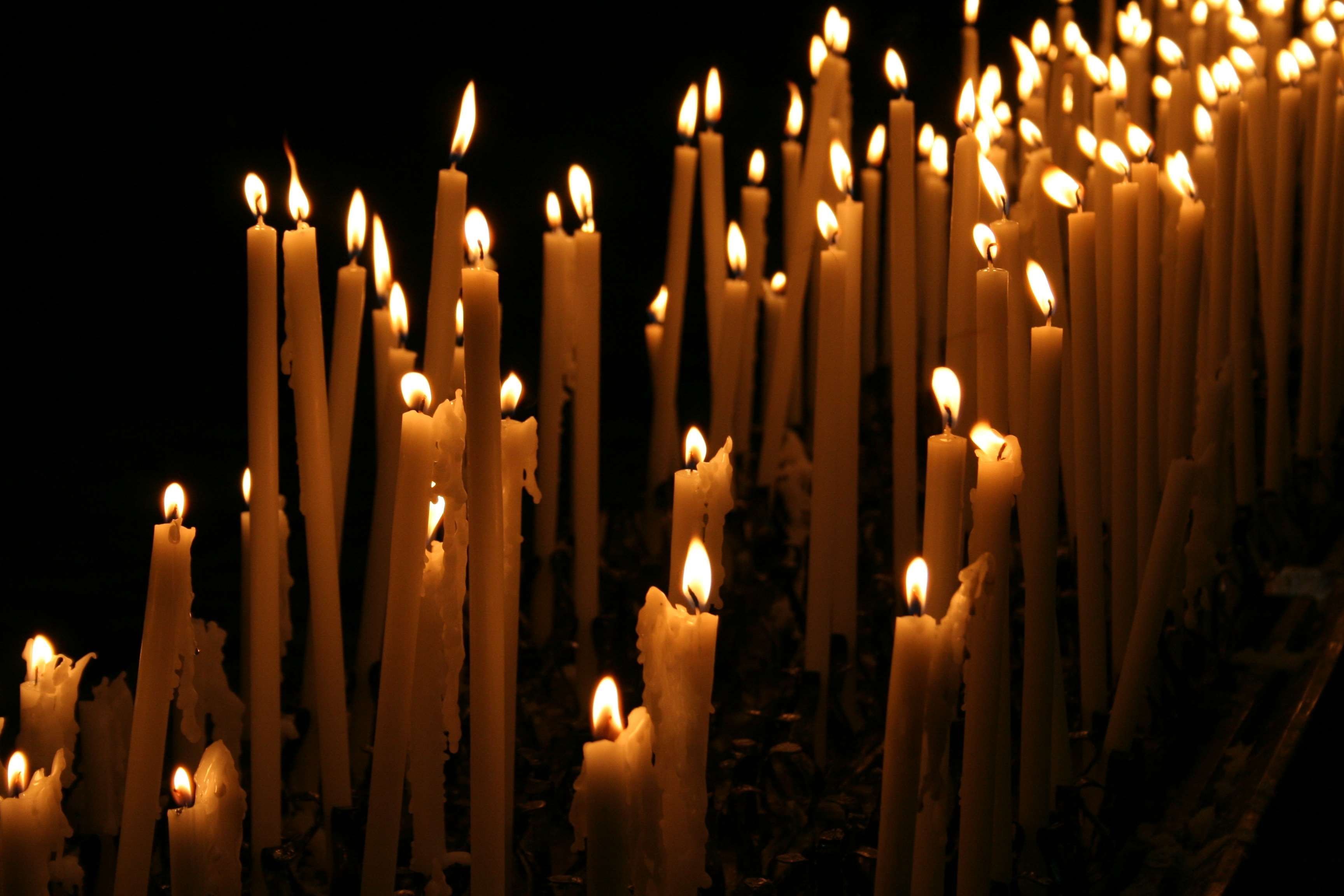 Горит красивая свеча. Свечки горящие. Свечи в храме. Зажженная свеча. Красивые горящие свечи.