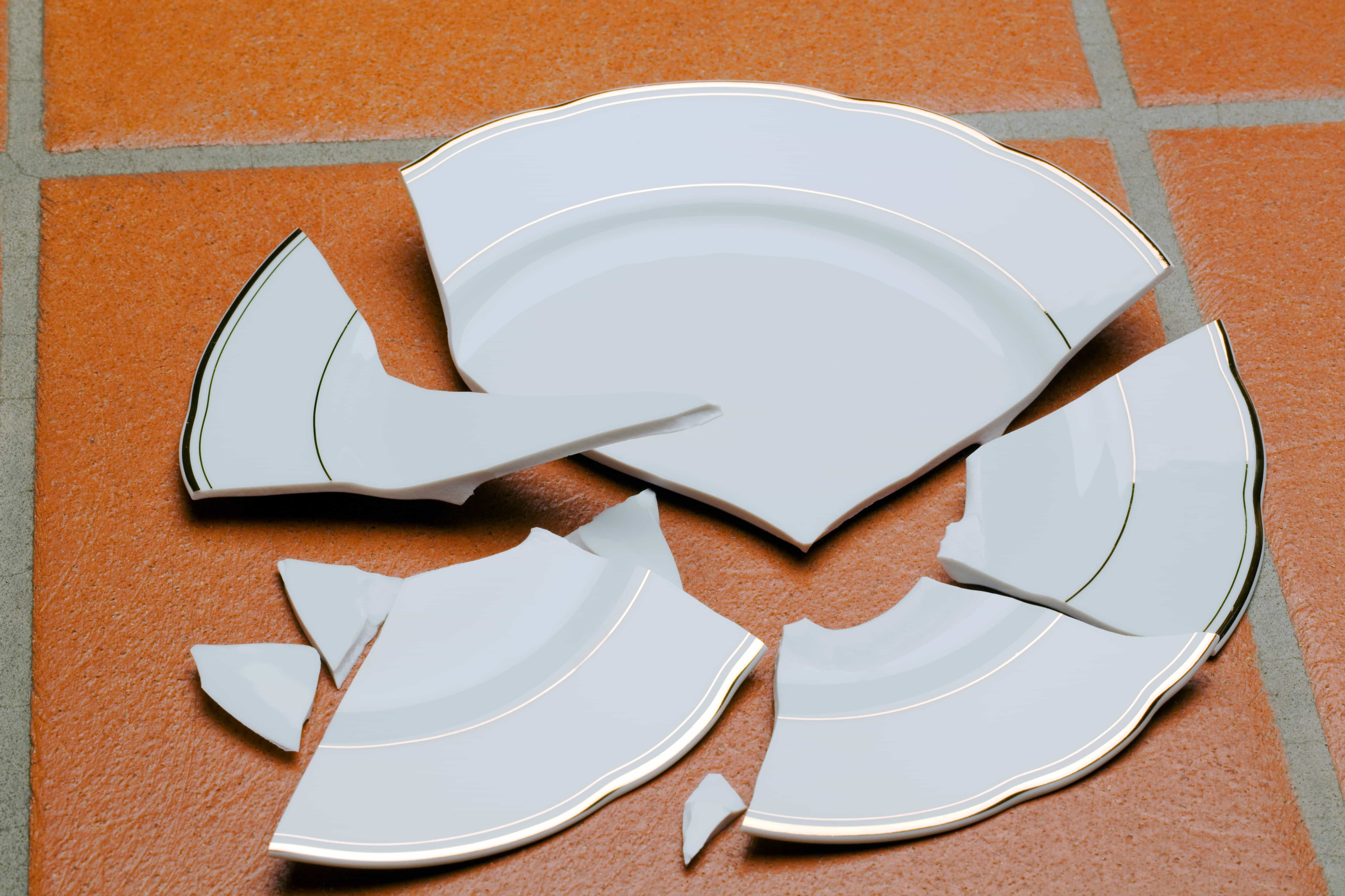Бью посуду почему. Разбитая тарелка. Разбитая посуда. Разбитая тарелка для детей. Разбитая посуда на полу.