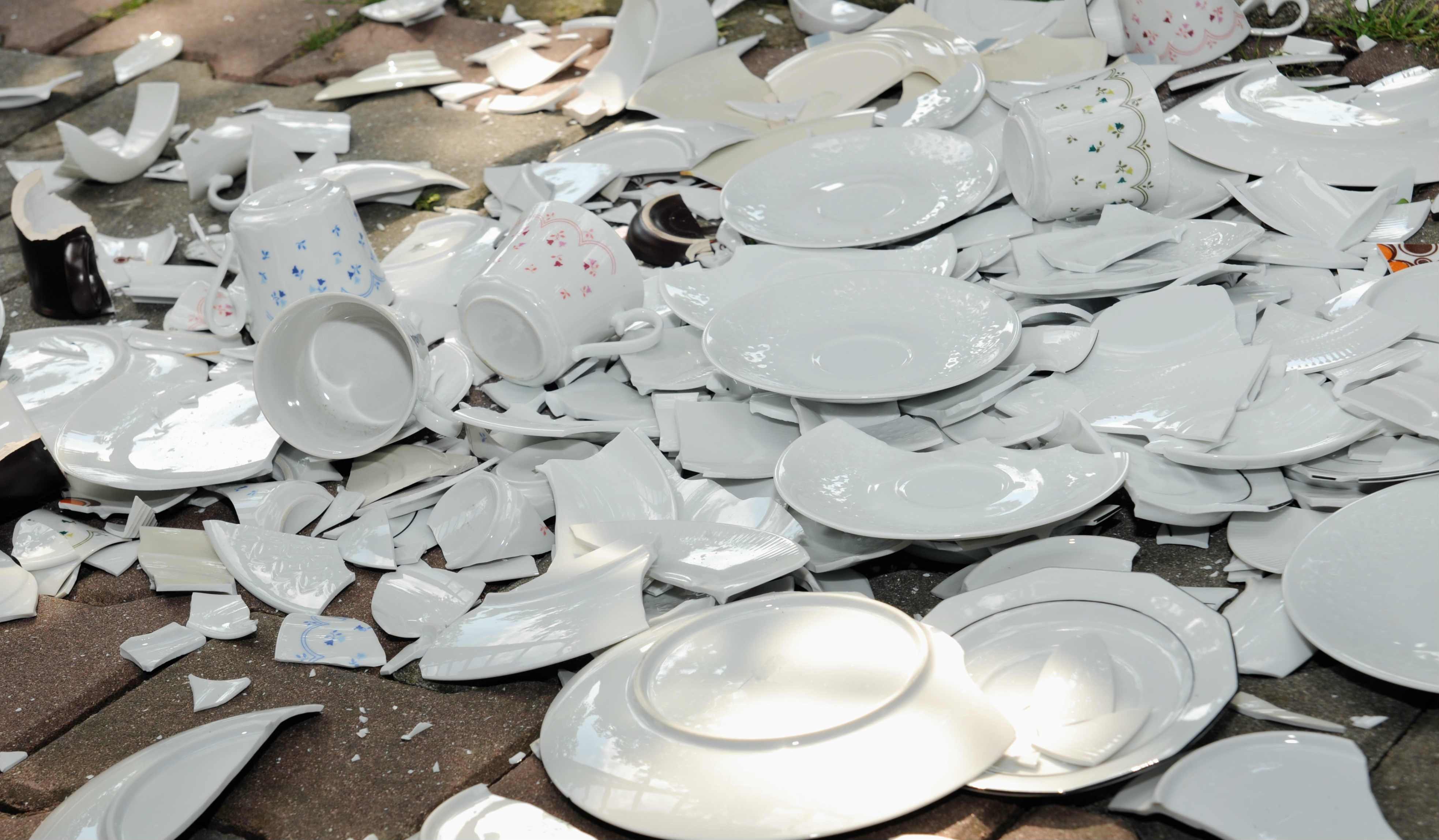 Дом разбитой посуды. Разбитая тарелка. Битая посуда. Разбитые тарелки. Сломанная посуда.