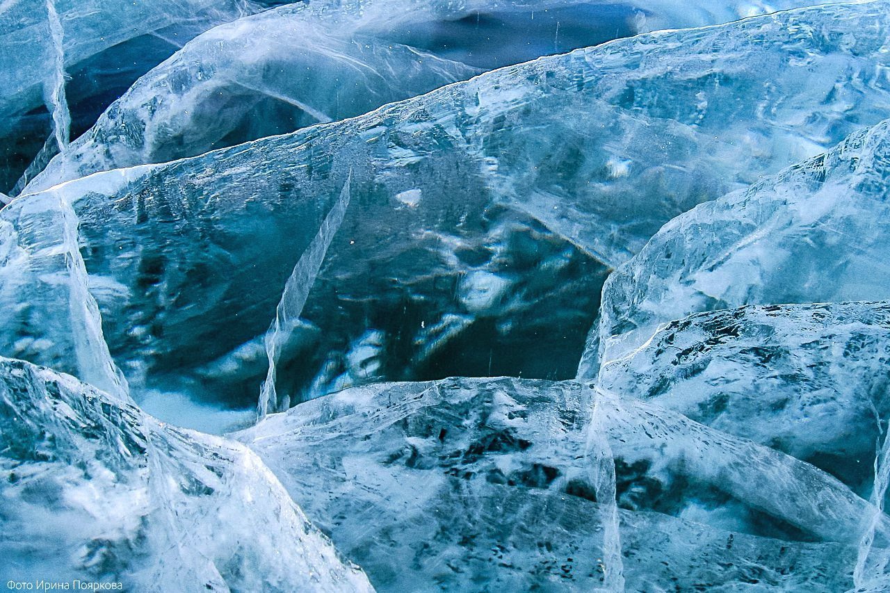 Кусочки льда на реке. Лед. Зимний Байкал. Замерзшая вода. Лед Байкала.