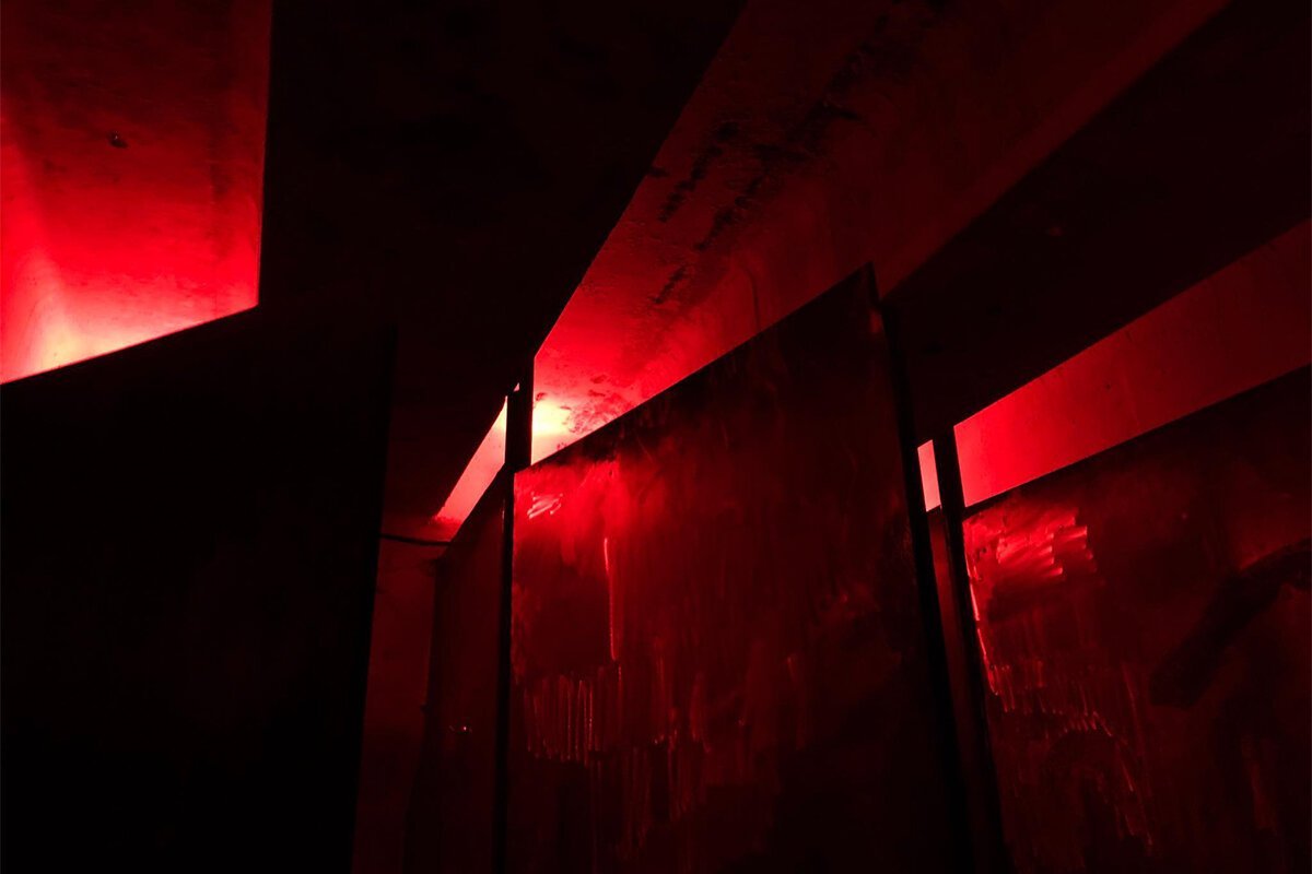 Красная комната игра. Красное освещение. Красная комната. Красный свет в комнате. Красная комнпая.