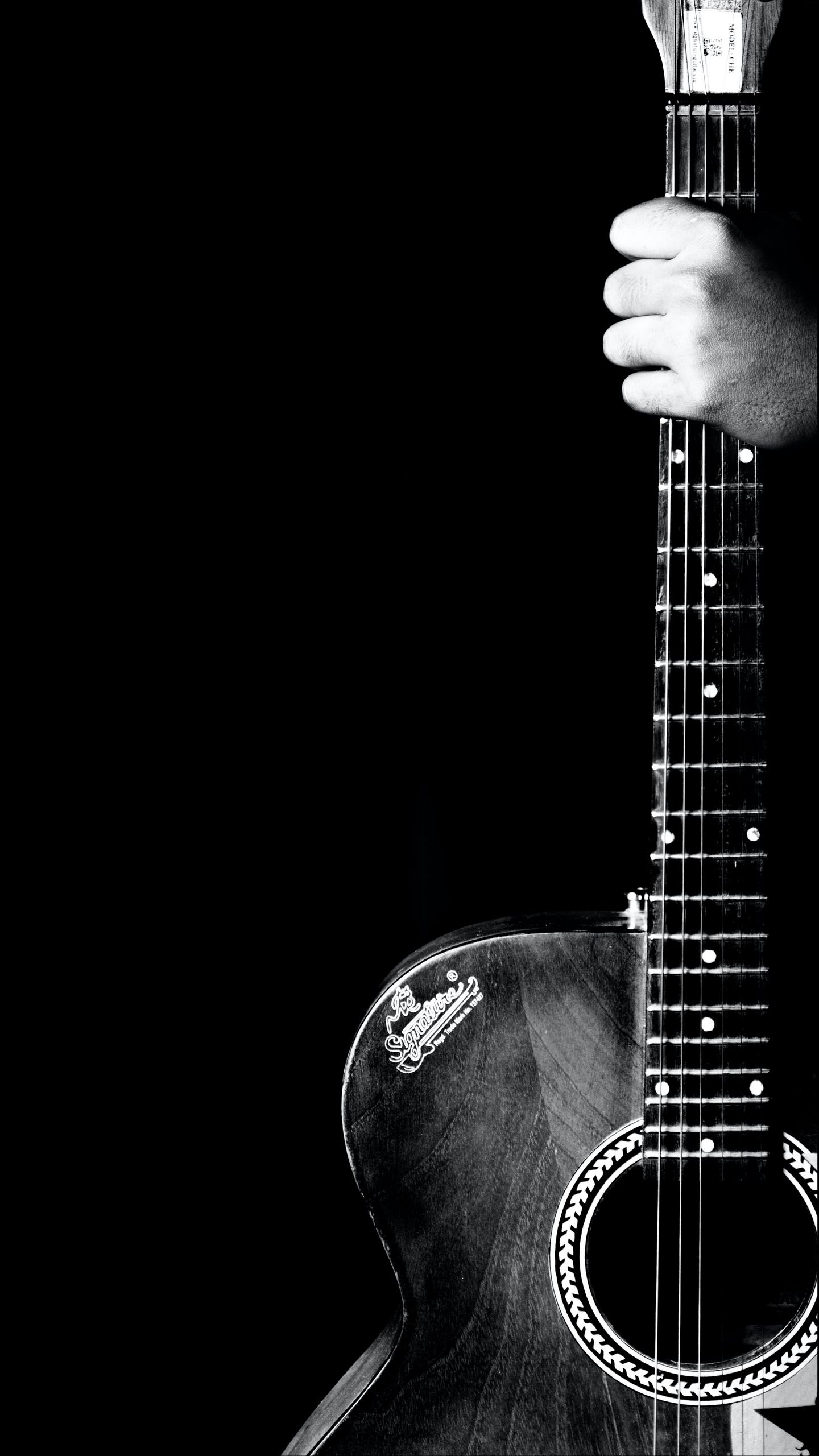 Музыка на телефон гитара. Гитара обои. Заставка на телефон гитара. Электрогитара в руках. Гитара на черном фоне.