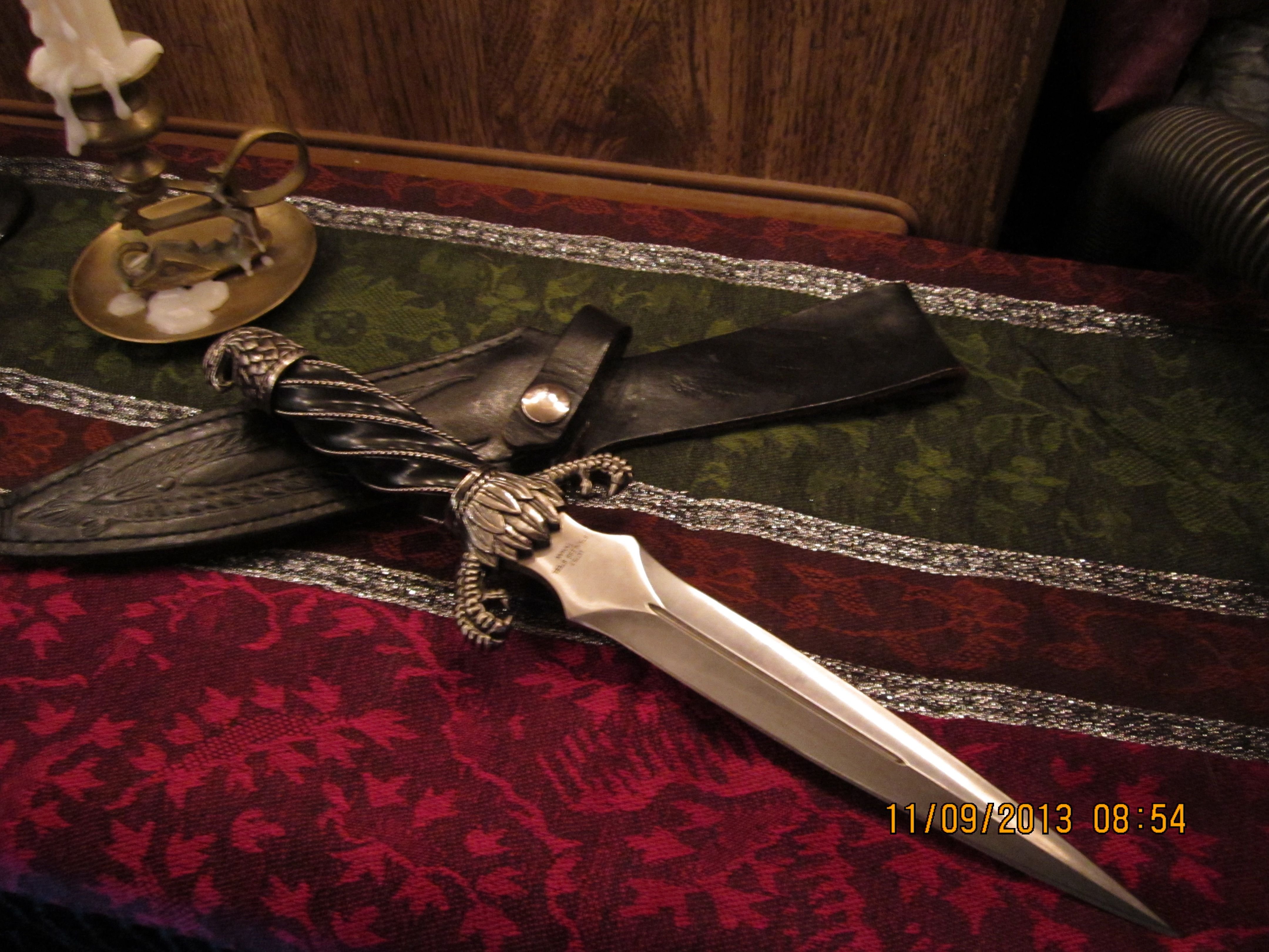 Свободы тайный карающий кинжал. Нож ведьмы Athame. Викканский ритуальный кинжал. Кинжал обоюдоострый Гольбейн. Атаме ритуальный нож.