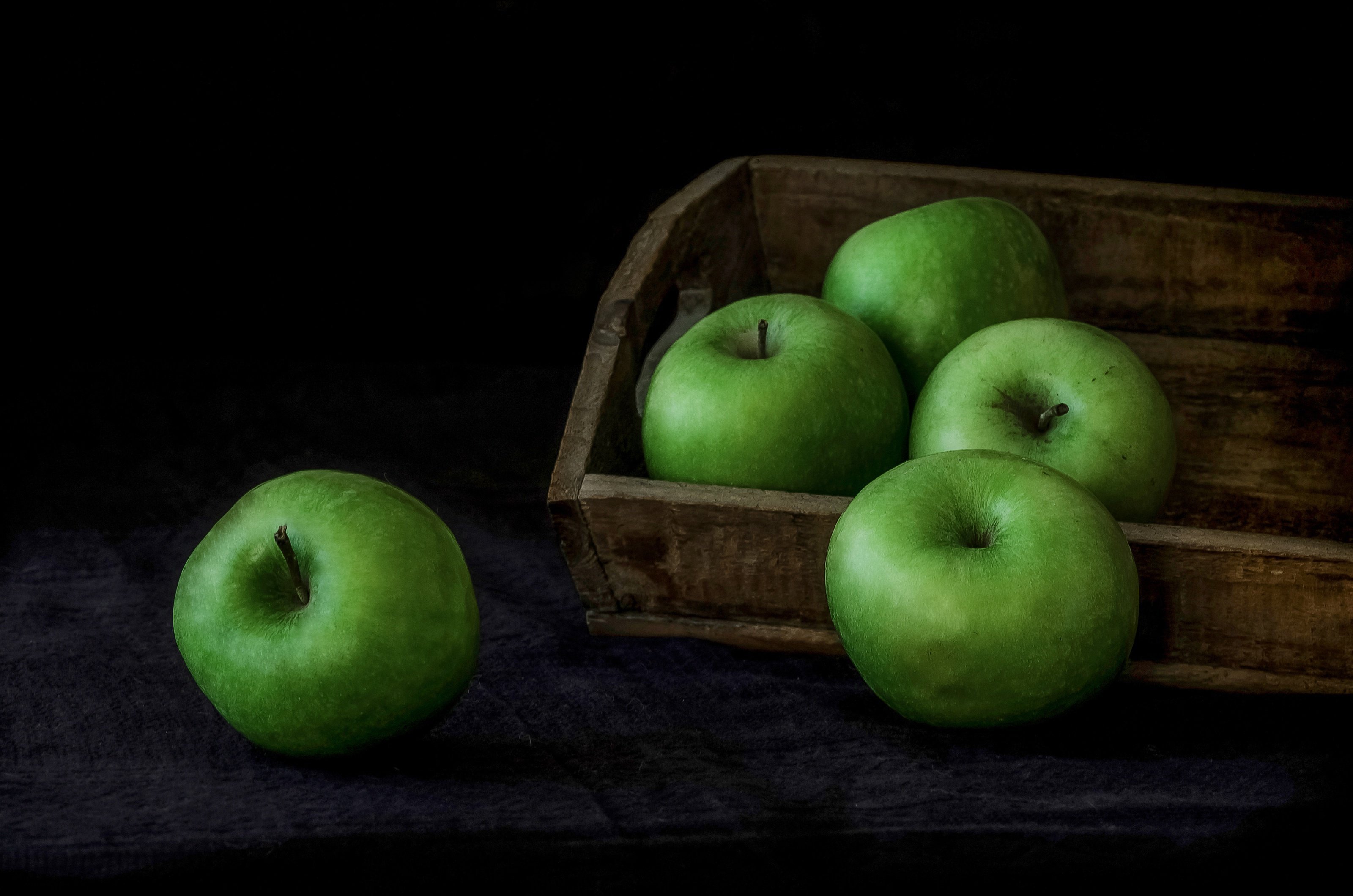 Яблоко на черном фоне. Натюрморт с яблоками. Яблоко на темном фоне. Зеленое яблоко на черном фоне. Яблоко на столе.
