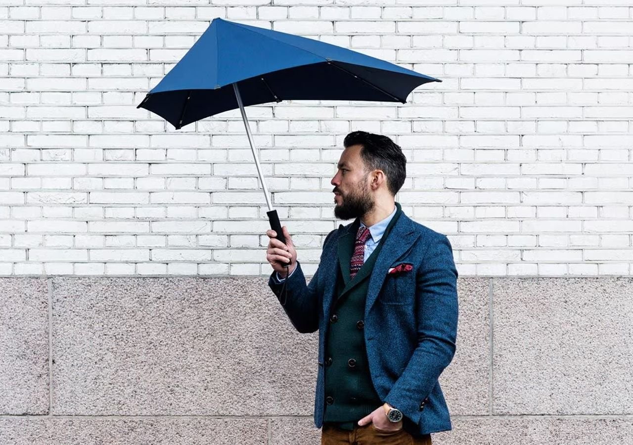 Подарить зонтик. Senz Smart зонт Black. Зонт Winston. Мужчина с зонтом. Необычные зонты.