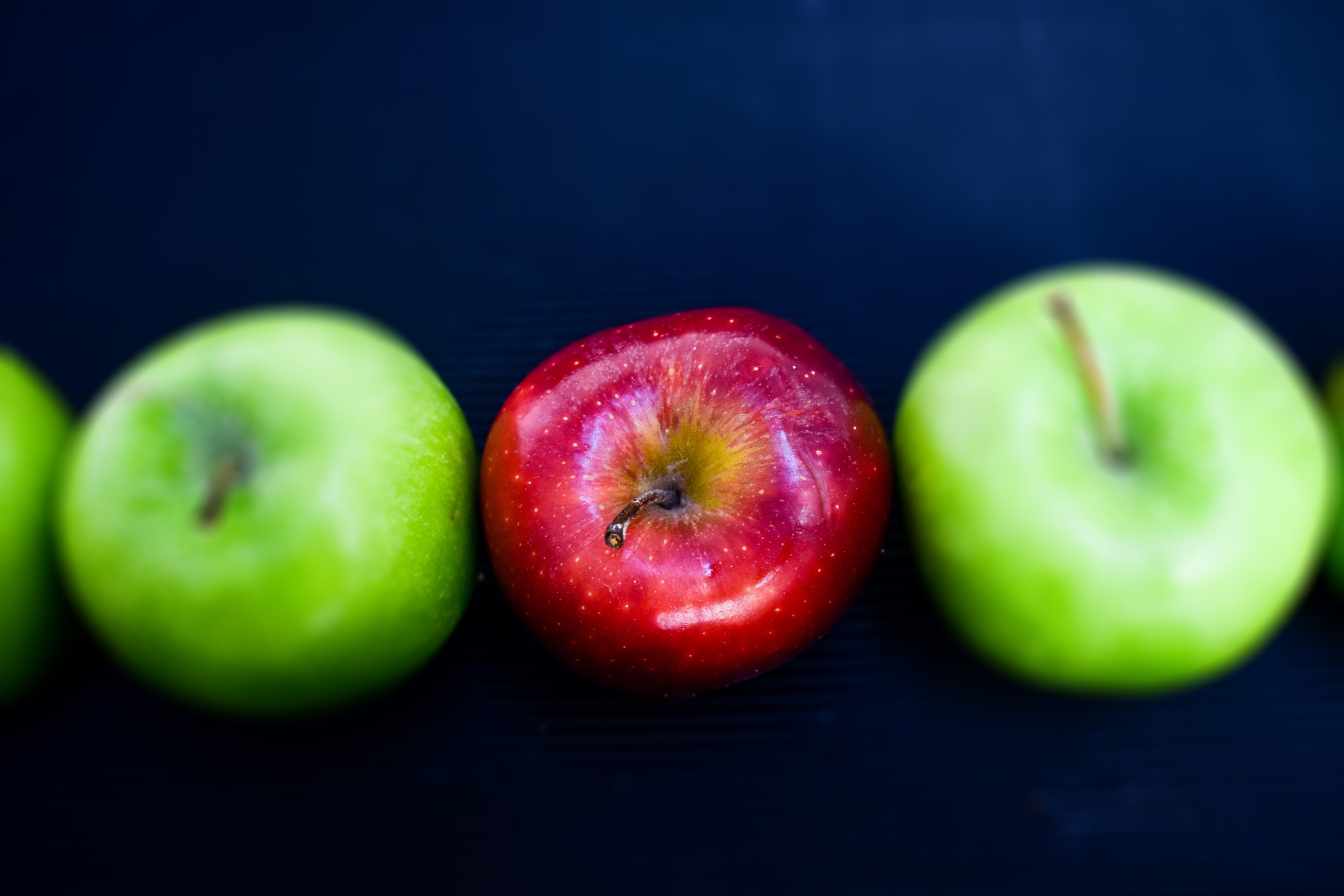 Включи 3 яблока. Яблоки Грин Делишес. Красное и зеленое яблоко. Яблоки зеленые. Три яблока.