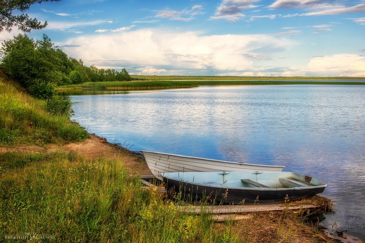 На реке на озере работал. Лекшма озеро. Озеро Лекшмозеро. Онежское озеро лодка. Река Волга с лодкой.