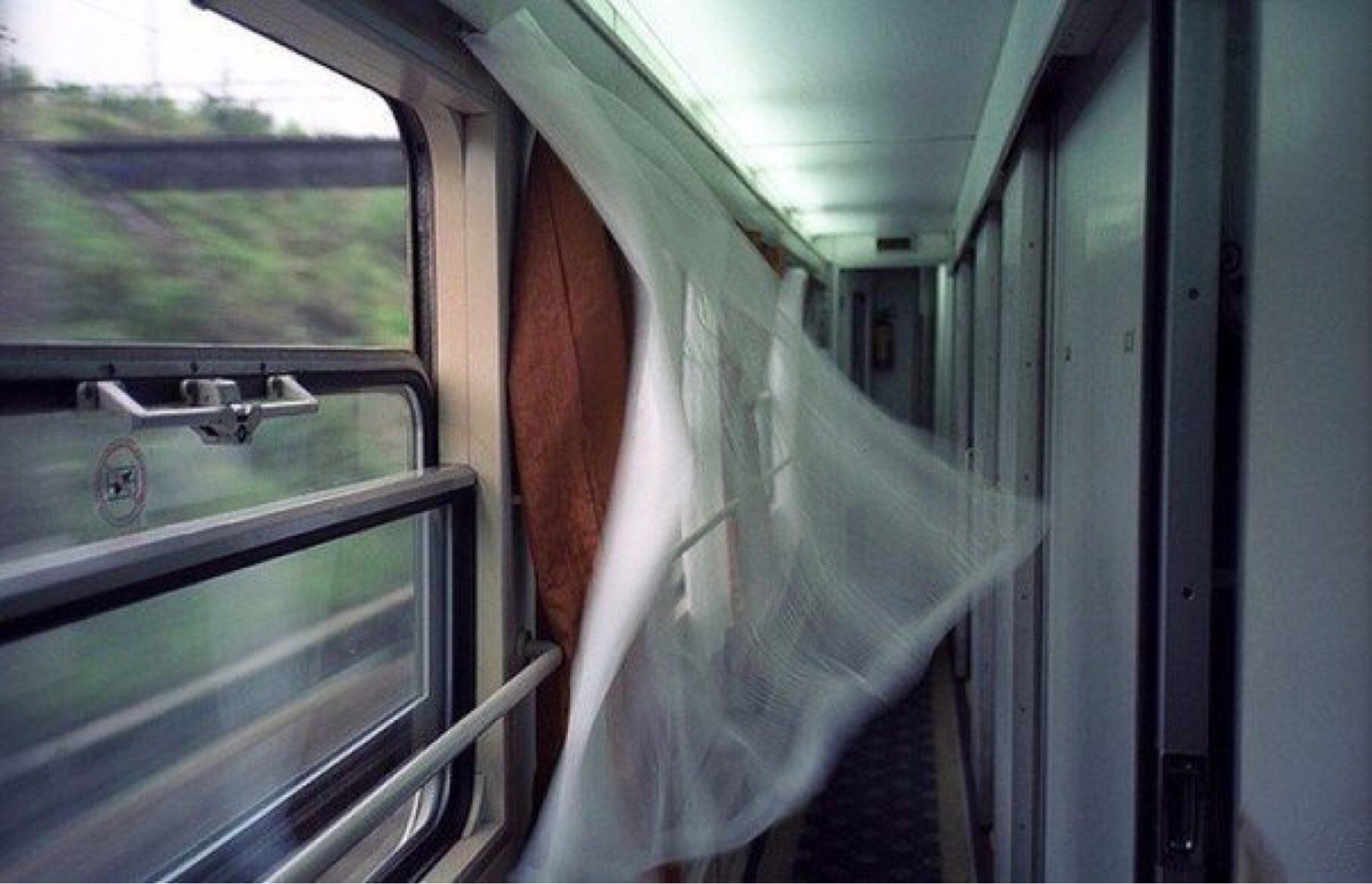 Остановили время в поезде. Окно поезда. Окно вагона. Купе в поезде. Из окна поезда.