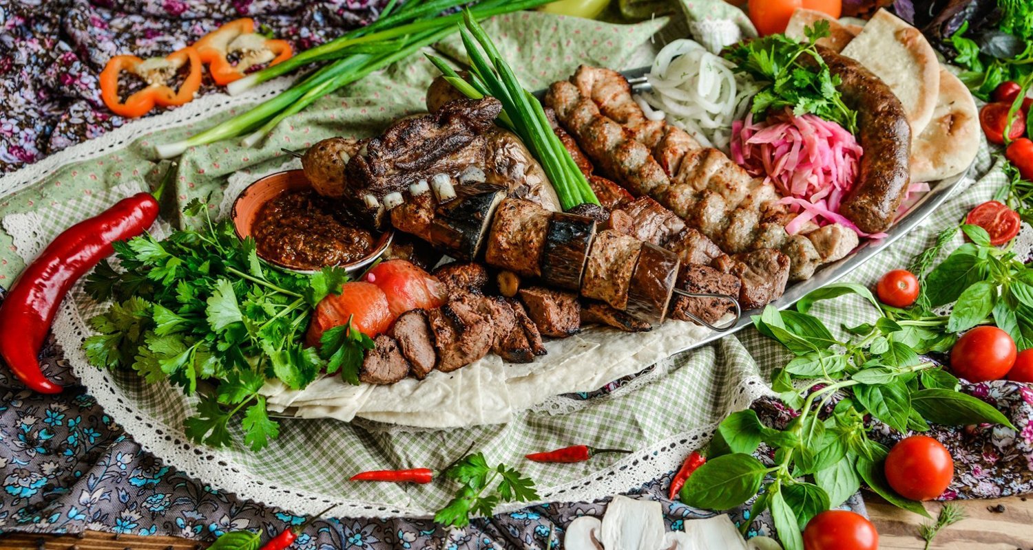 Национальная кухня Армении хоровац. Национальная еда в Армении хоровац. Кавказская кухня. Армянская Национальная кухня шашлык.