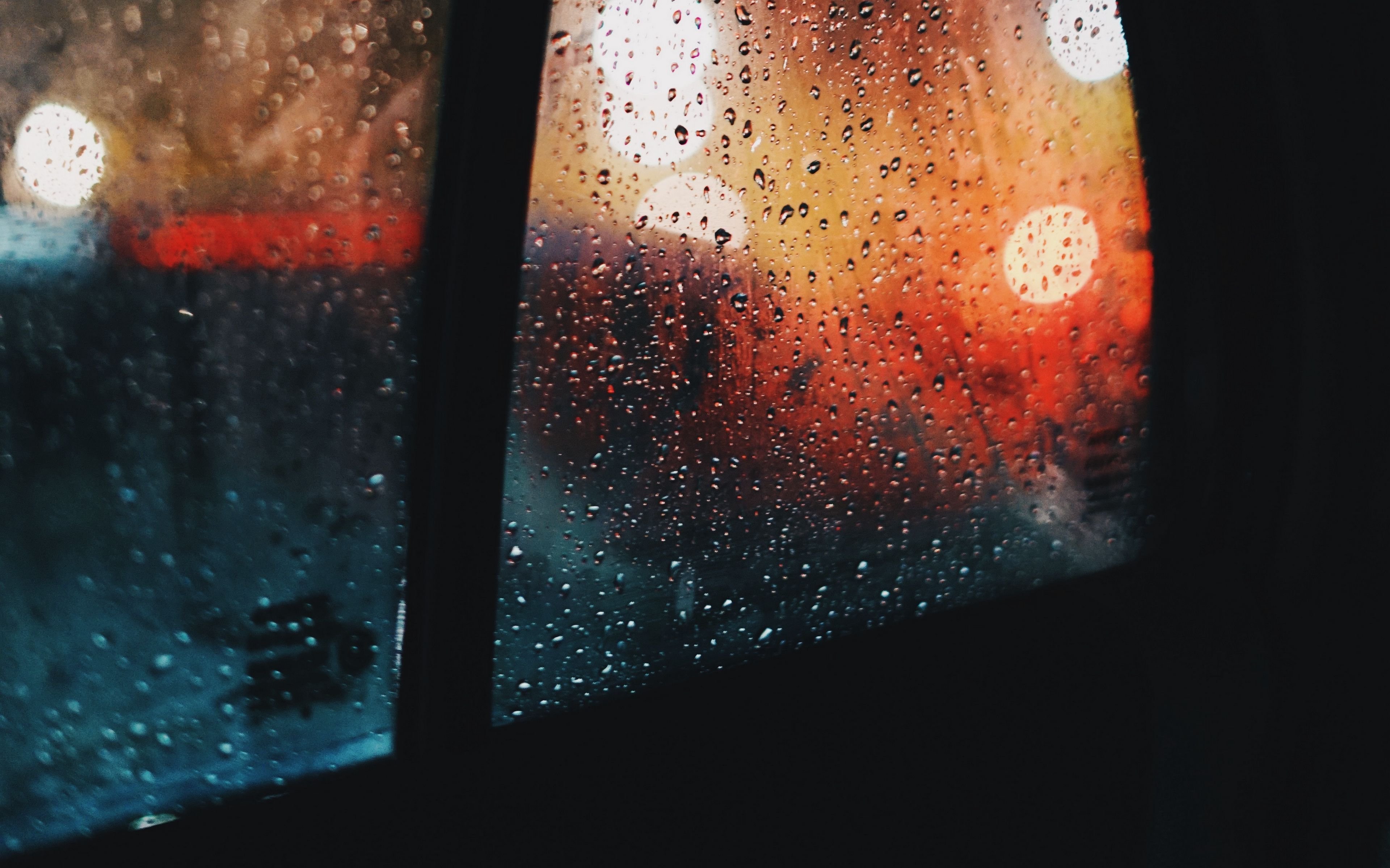 Вечер 2 капли. Дождь за окном. Капли на стекле. Обои дождь на стекле. Дождь в окне.