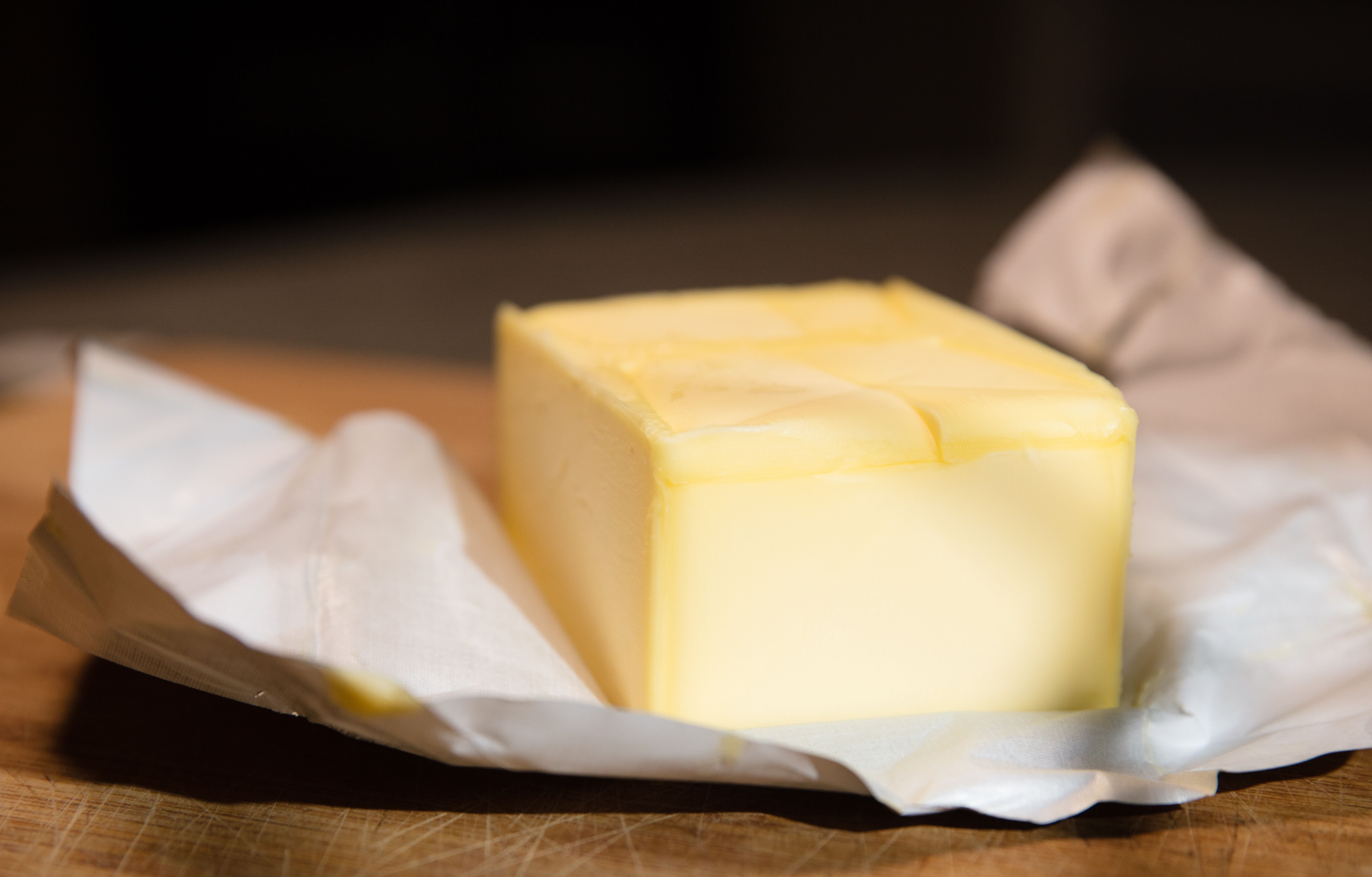 Сливочное масло в домашних условиях видео. Масло сливочное. Масло сливочное красивое. Натуральное сливочное масло. Сливочное МАЛС.