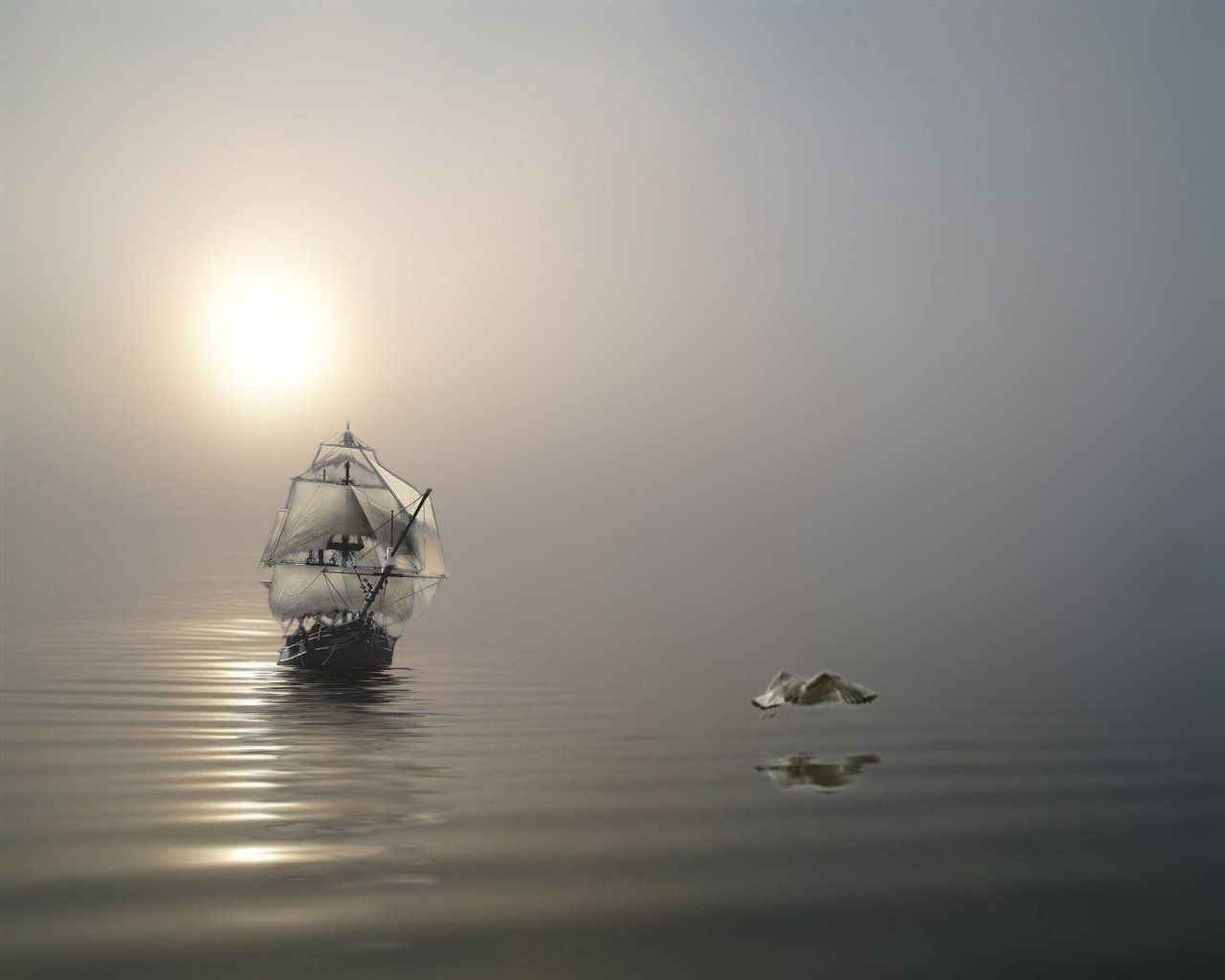 Штиль туман. Корабль в тумане. Парусник в море. Корабль плывет. Одинокий корабль в море.