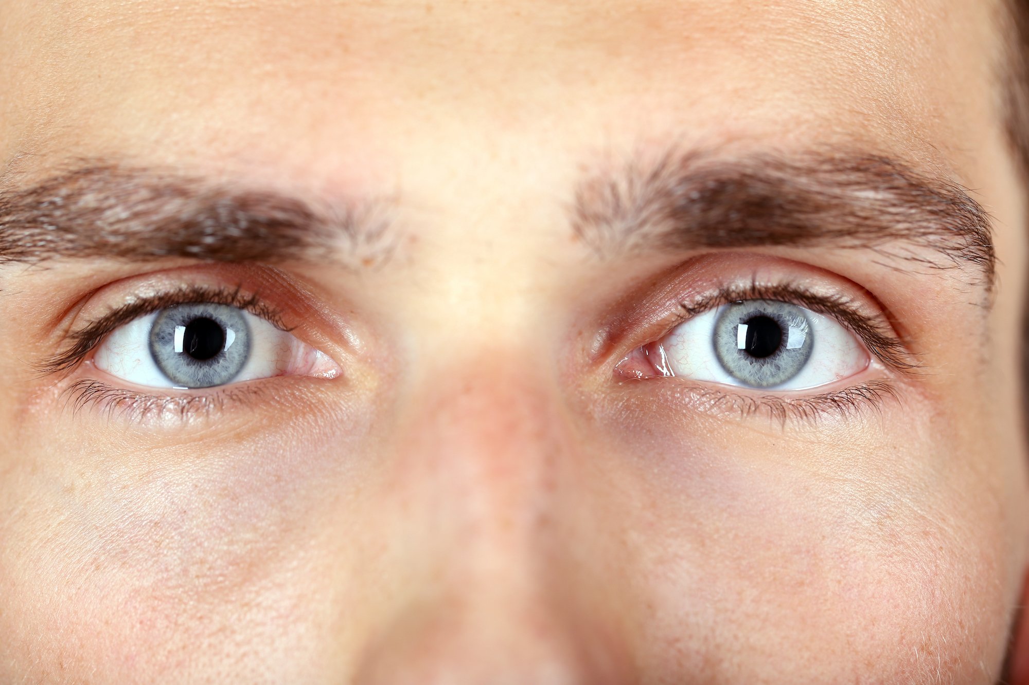 Человек не может открыть глаза. Глаза мужские. Голубые глаза мужские. Глаза человека мужчины. Серые глаза мужские.