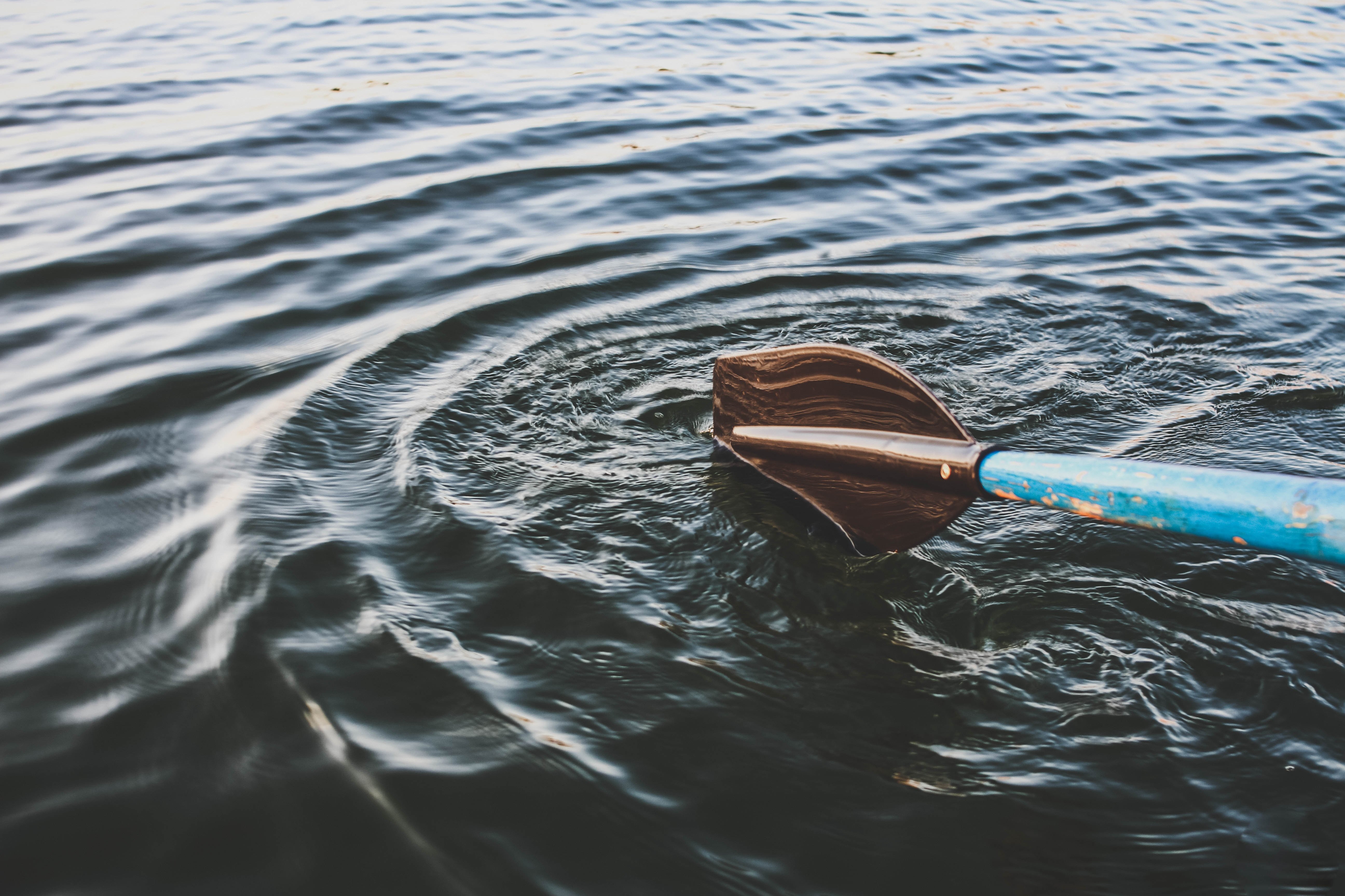 Движение весла. Весло в воде. Лодка с веслами. Весло от лодки. Лодка с веслами на воде.
