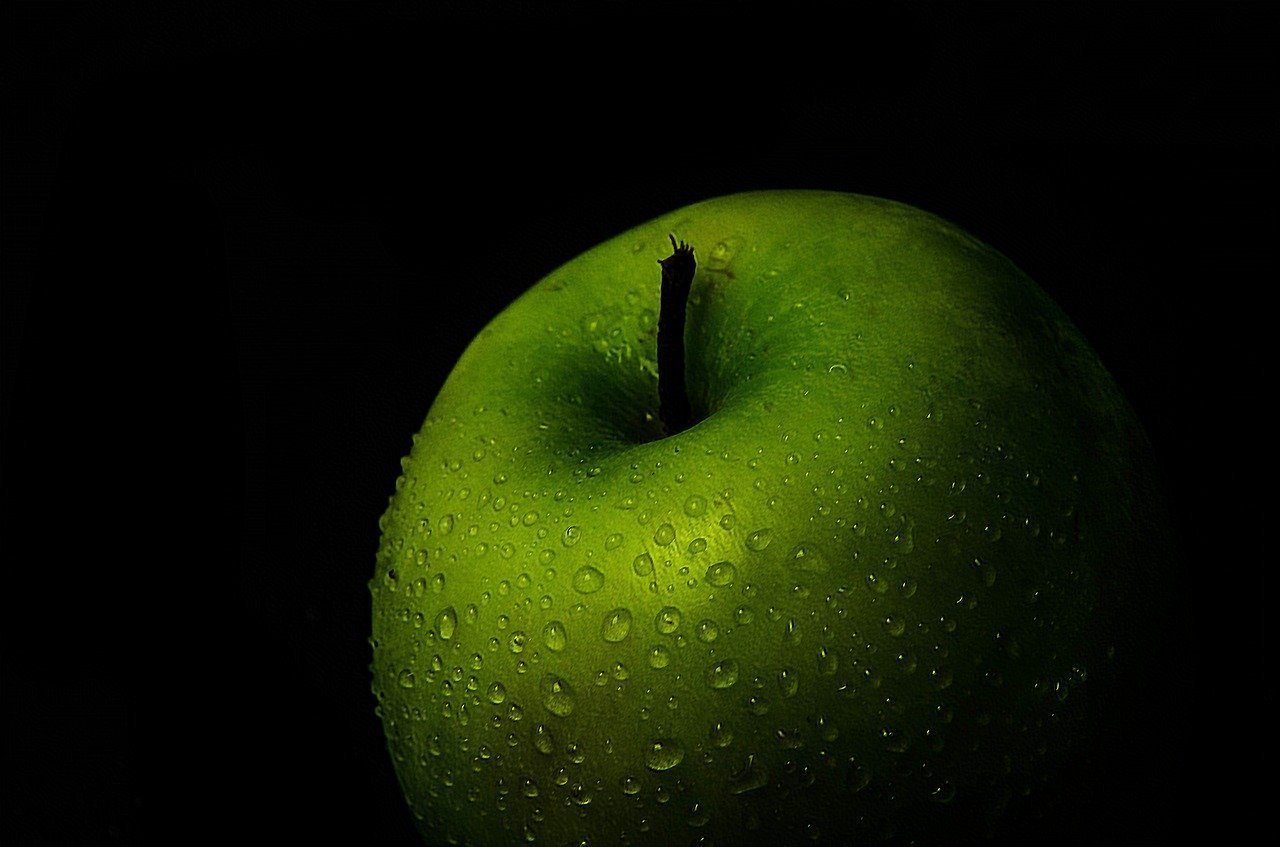 Яблоко на черном фоне. Яблоки зеленые. Яблоко на темном фоне. Зеленое яблоко на черном фоне.