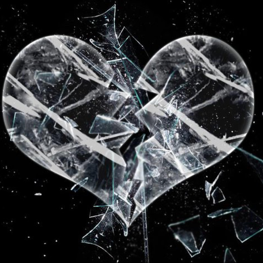 Разбила стеклянный. Разбитое сердце стекло. Битый хрусталь. Разбивающееся стекло. Разбитое стеклянное сердце.